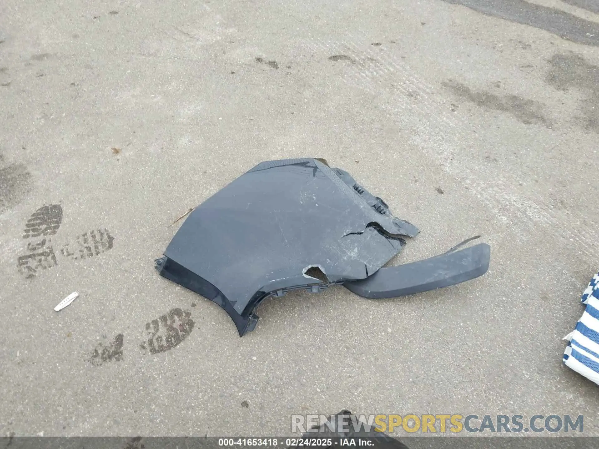 12 Photograph of a damaged car JTMF1RFV5KJ011541 TOYOTA RAV4 2019