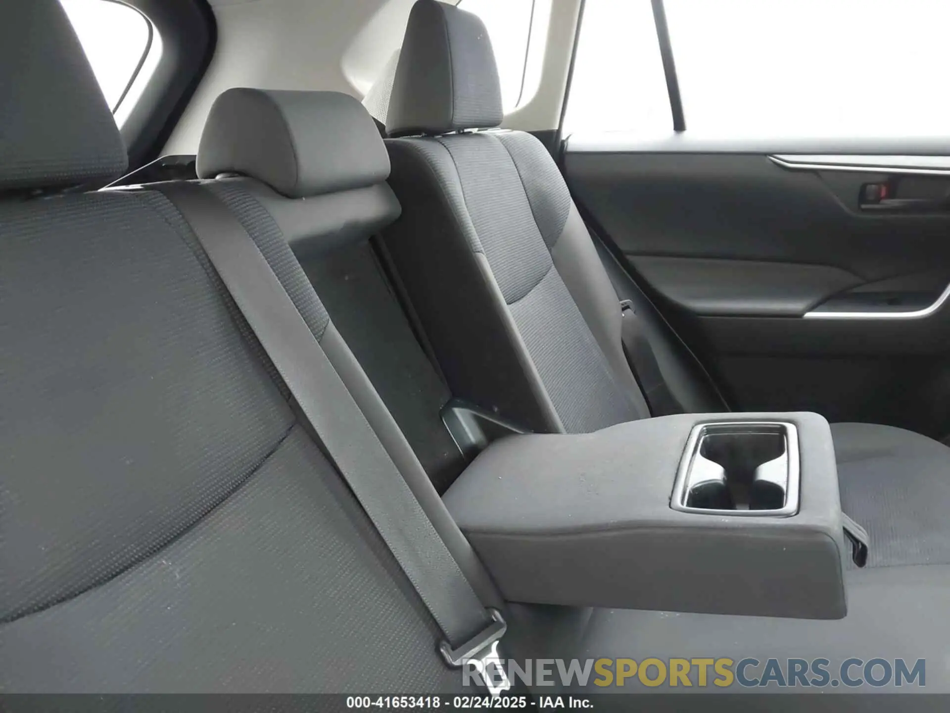 8 Photograph of a damaged car JTMF1RFV5KJ011541 TOYOTA RAV4 2019