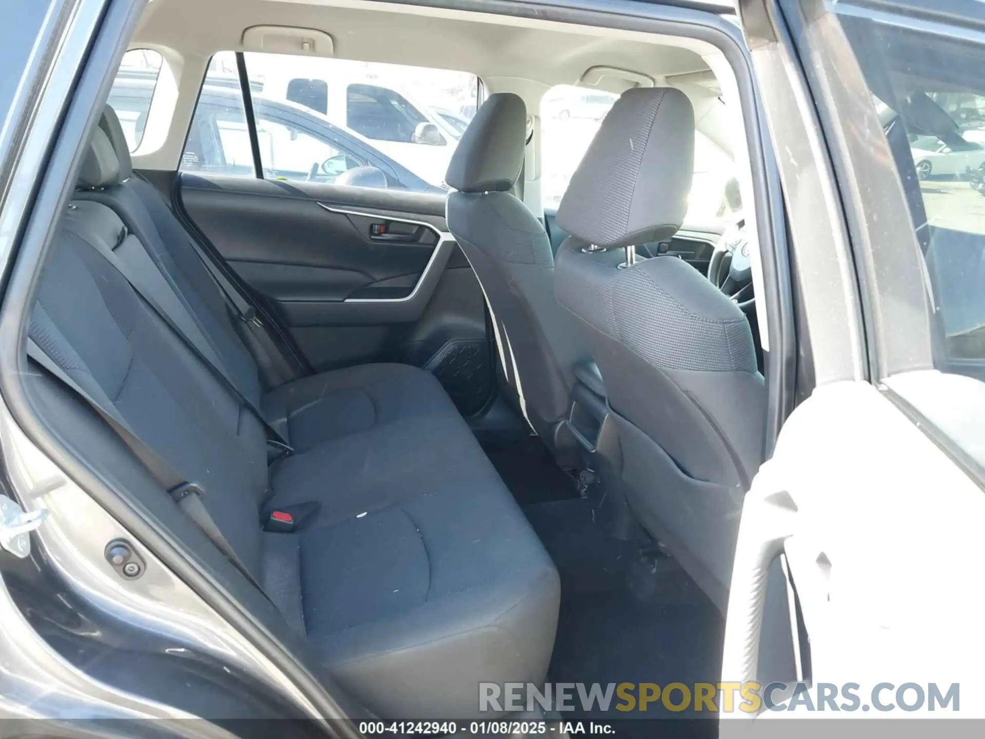 8 Photograph of a damaged car JTMF1RFV7KJ023657 TOYOTA RAV4 2019