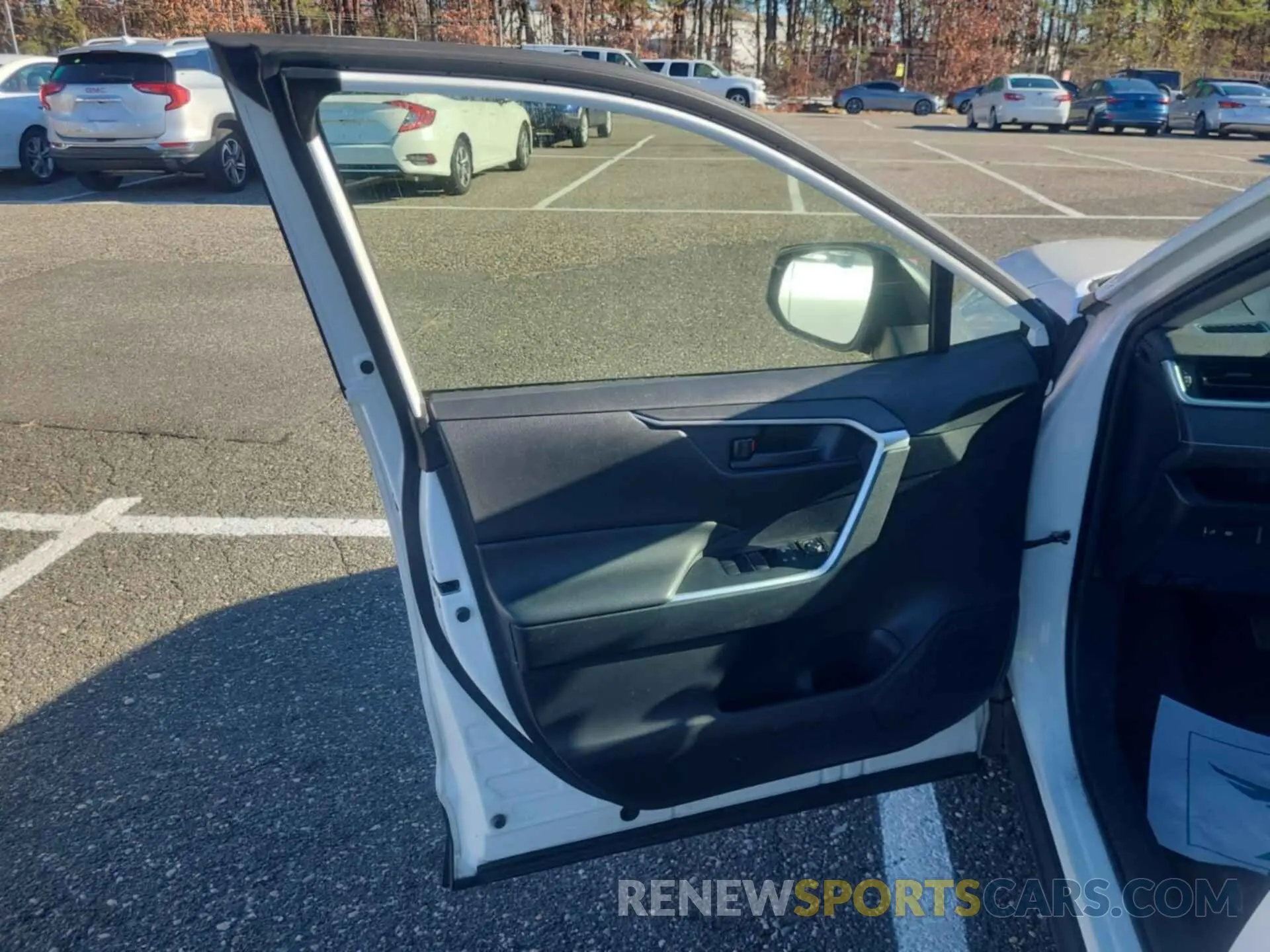 18 Photograph of a damaged car JTMF1RFV9KD032276 TOYOTA RAV4 2019