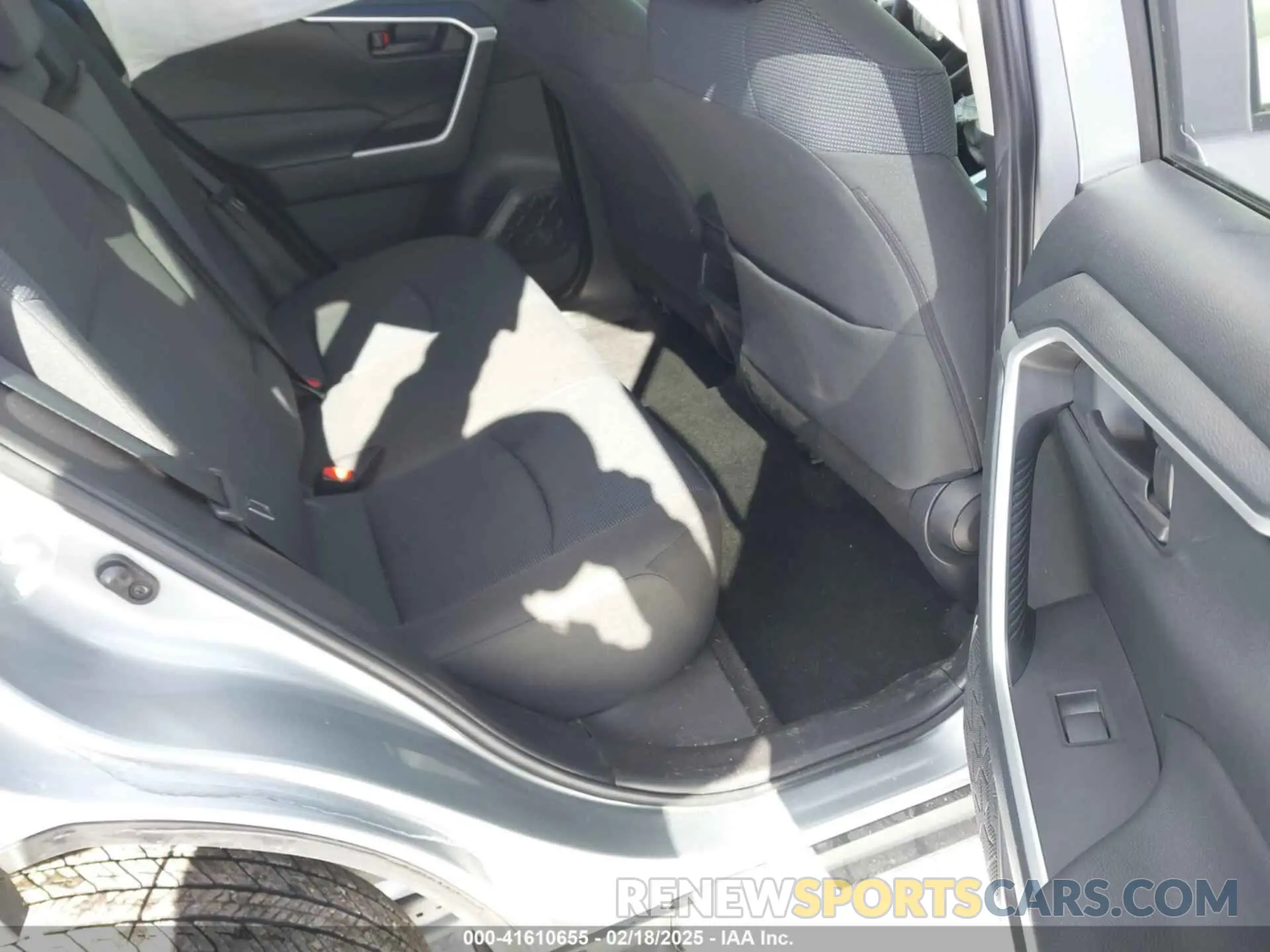 8 Photograph of a damaged car JTMF1RFVXKD044680 TOYOTA RAV4 2019