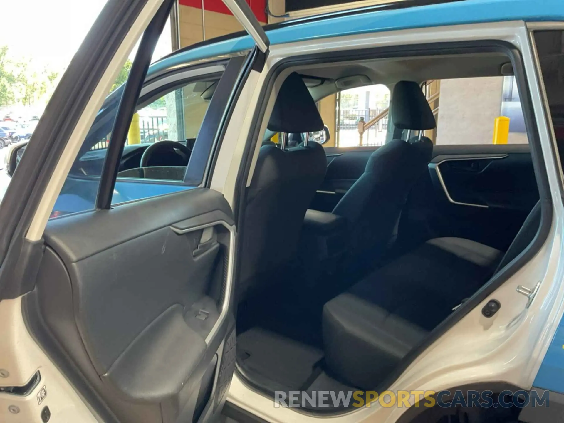 16 Photograph of a damaged car JTMG1RFV1KD033166 TOYOTA RAV4 2019