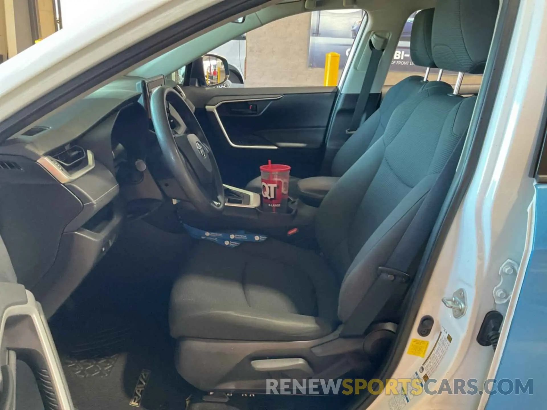 24 Photograph of a damaged car JTMG1RFV1KD033166 TOYOTA RAV4 2019