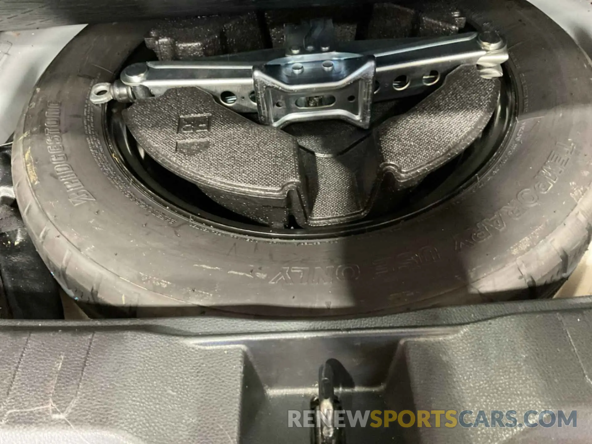 6 Photograph of a damaged car JTMG1RFV1KD033166 TOYOTA RAV4 2019