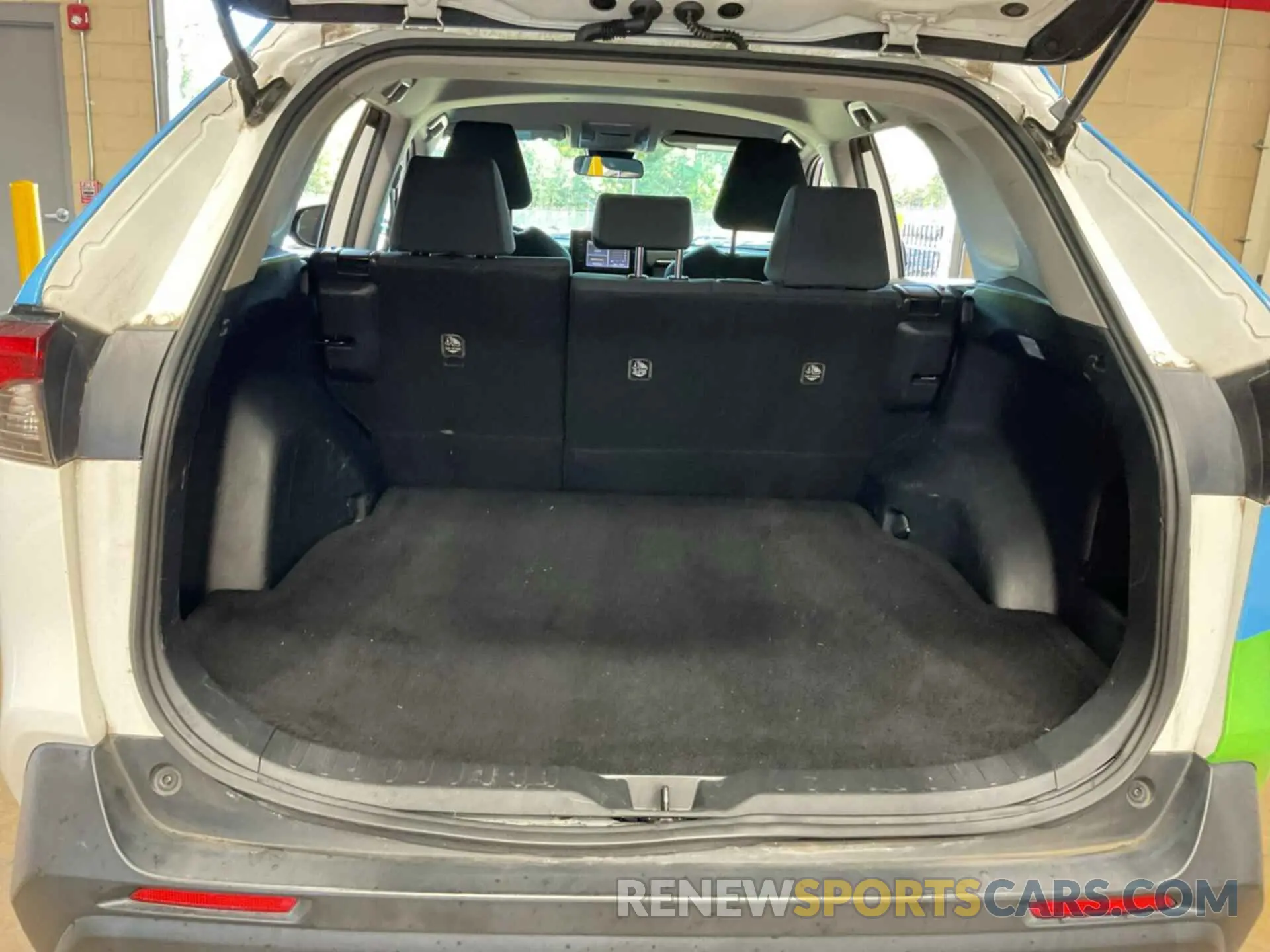 8 Photograph of a damaged car JTMG1RFV1KD033166 TOYOTA RAV4 2019