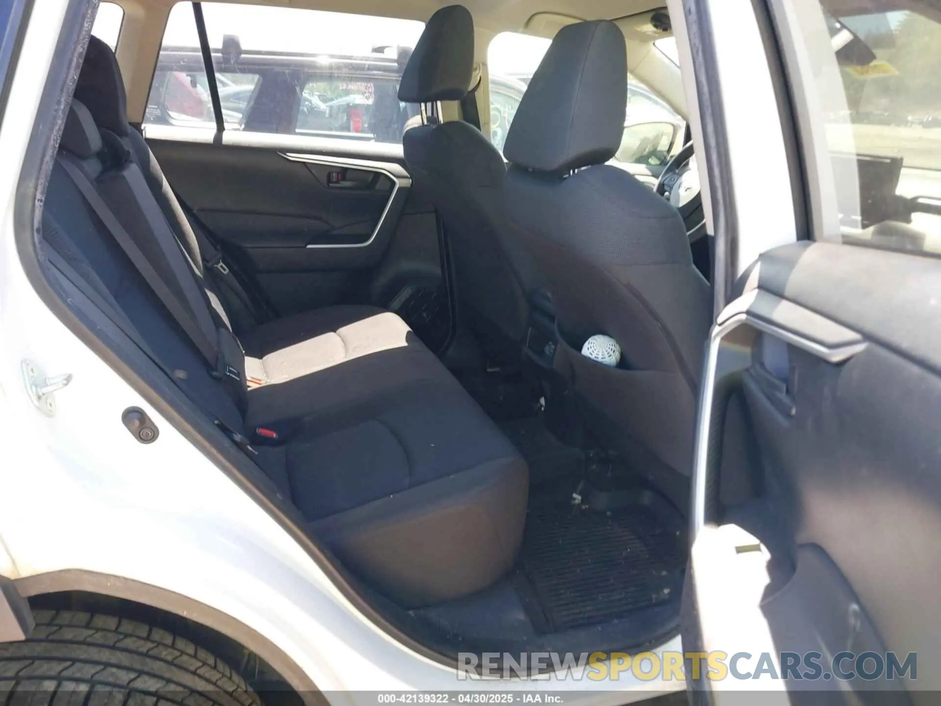8 Photograph of a damaged car JTMG1RFV3KD007040 TOYOTA RAV4 2019