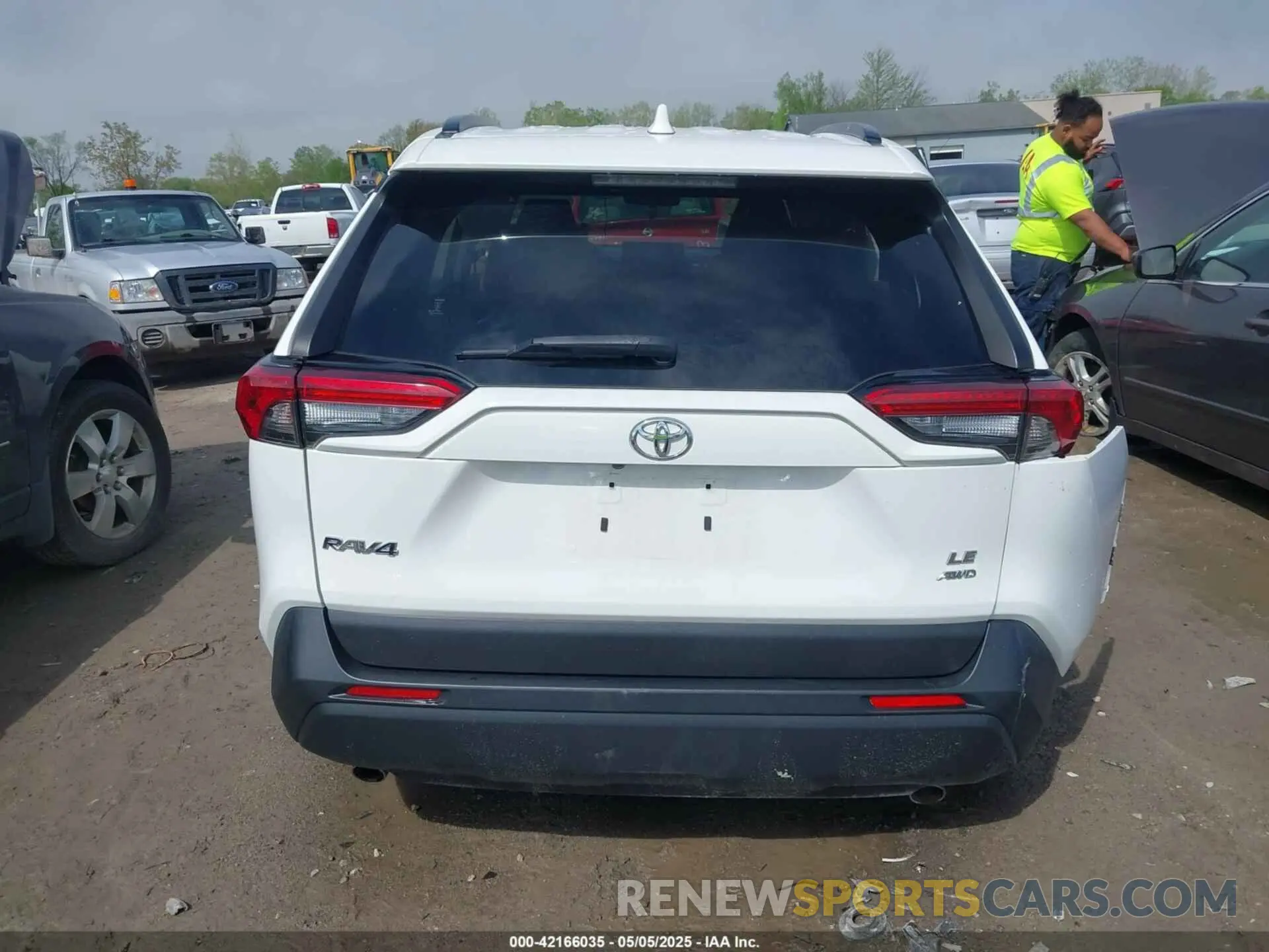 17 Photograph of a damaged car JTMG1RFV4KD022825 TOYOTA RAV4 2019