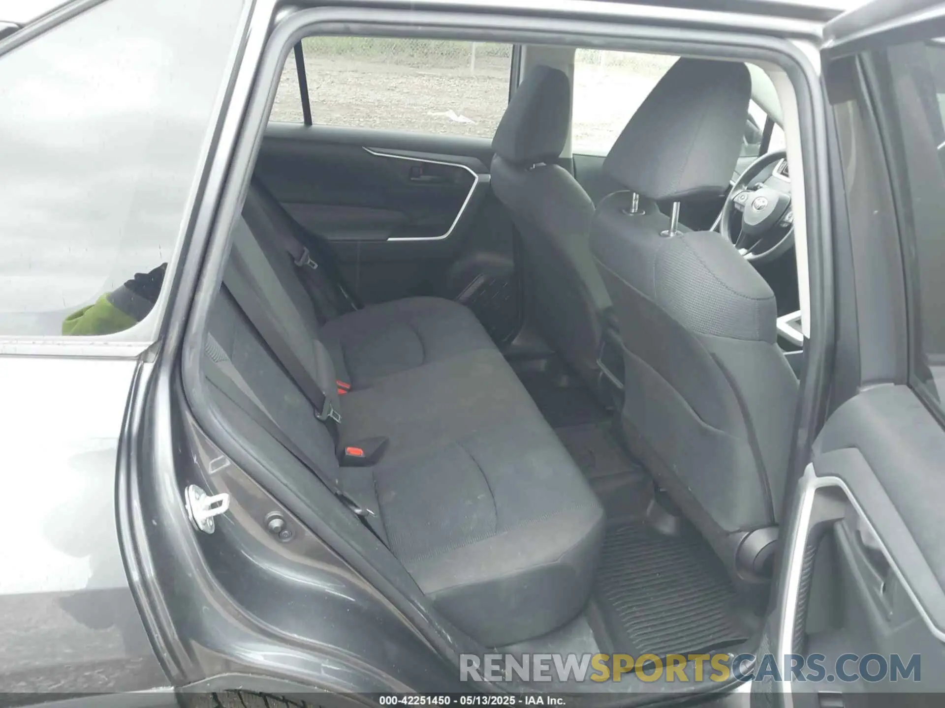 8 Photograph of a damaged car JTMG1RFV4KD047188 TOYOTA RAV4 2019