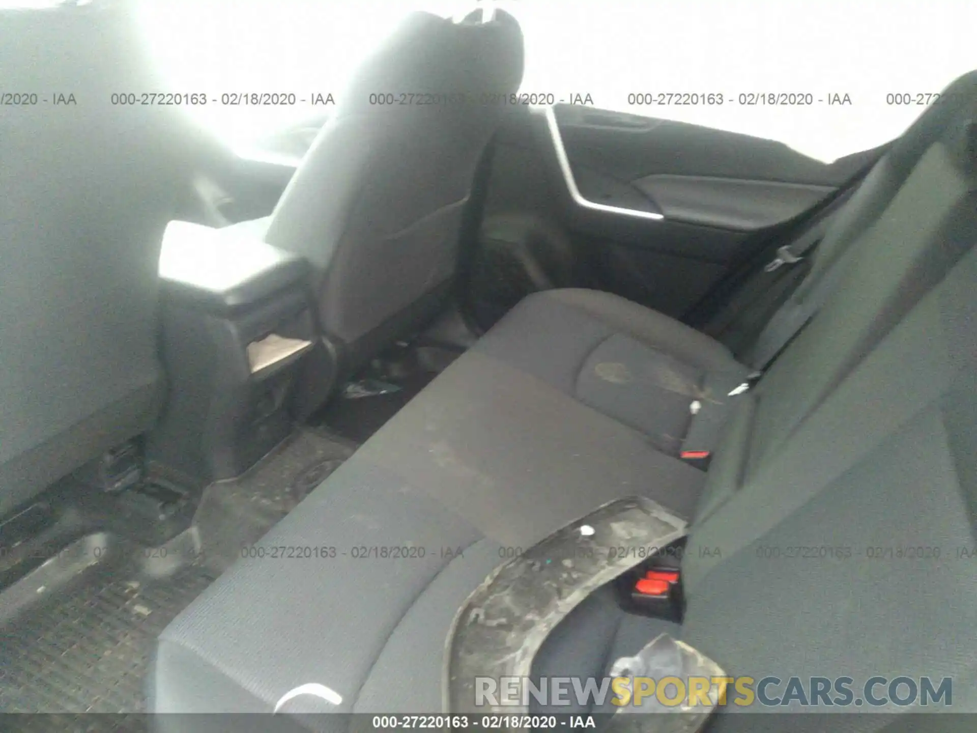 8 Photograph of a damaged car JTMG1RFV5KD007167 TOYOTA RAV4 2019