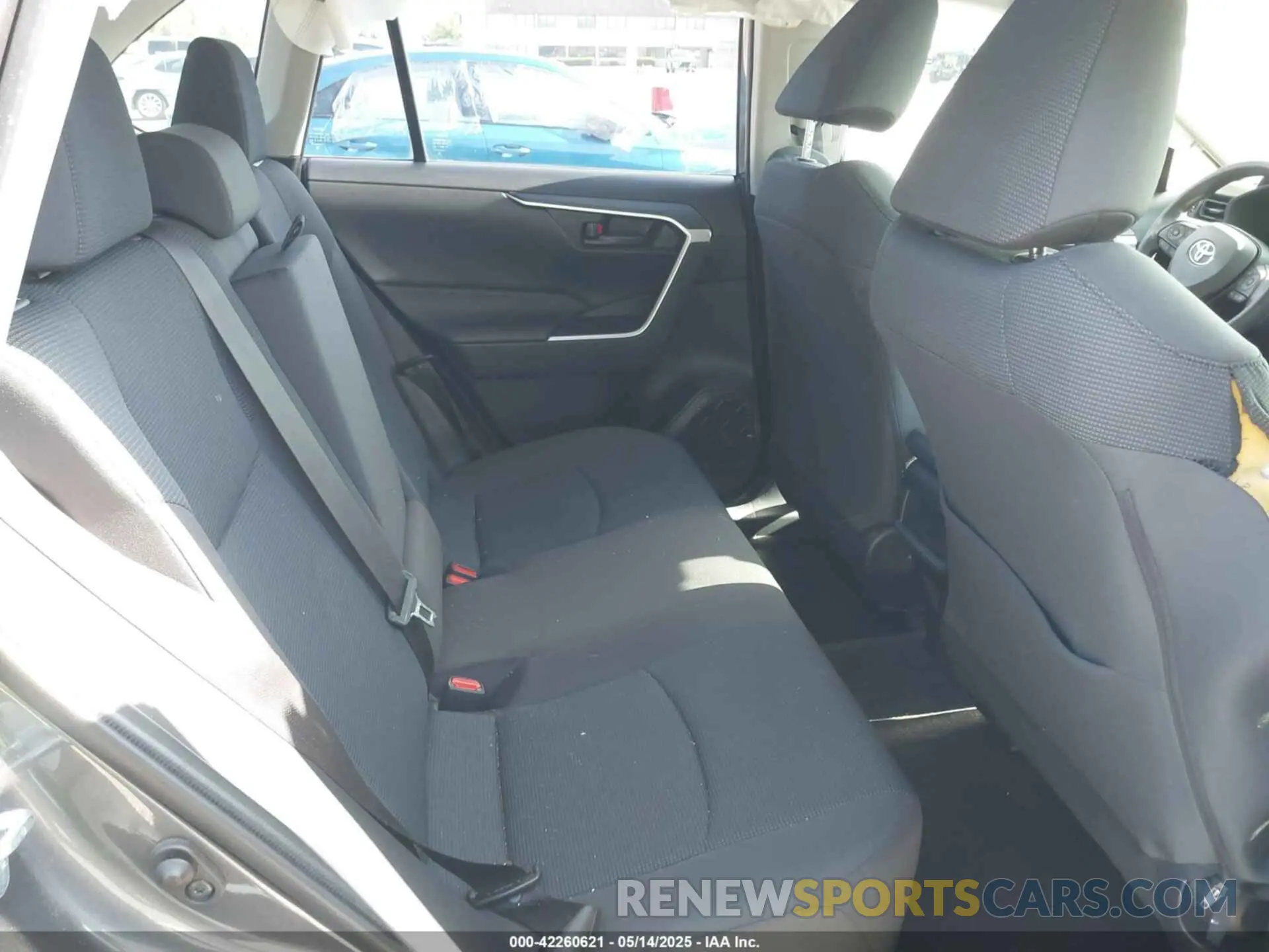 8 Photograph of a damaged car JTMG1RFV5KJ010605 TOYOTA RAV4 2019