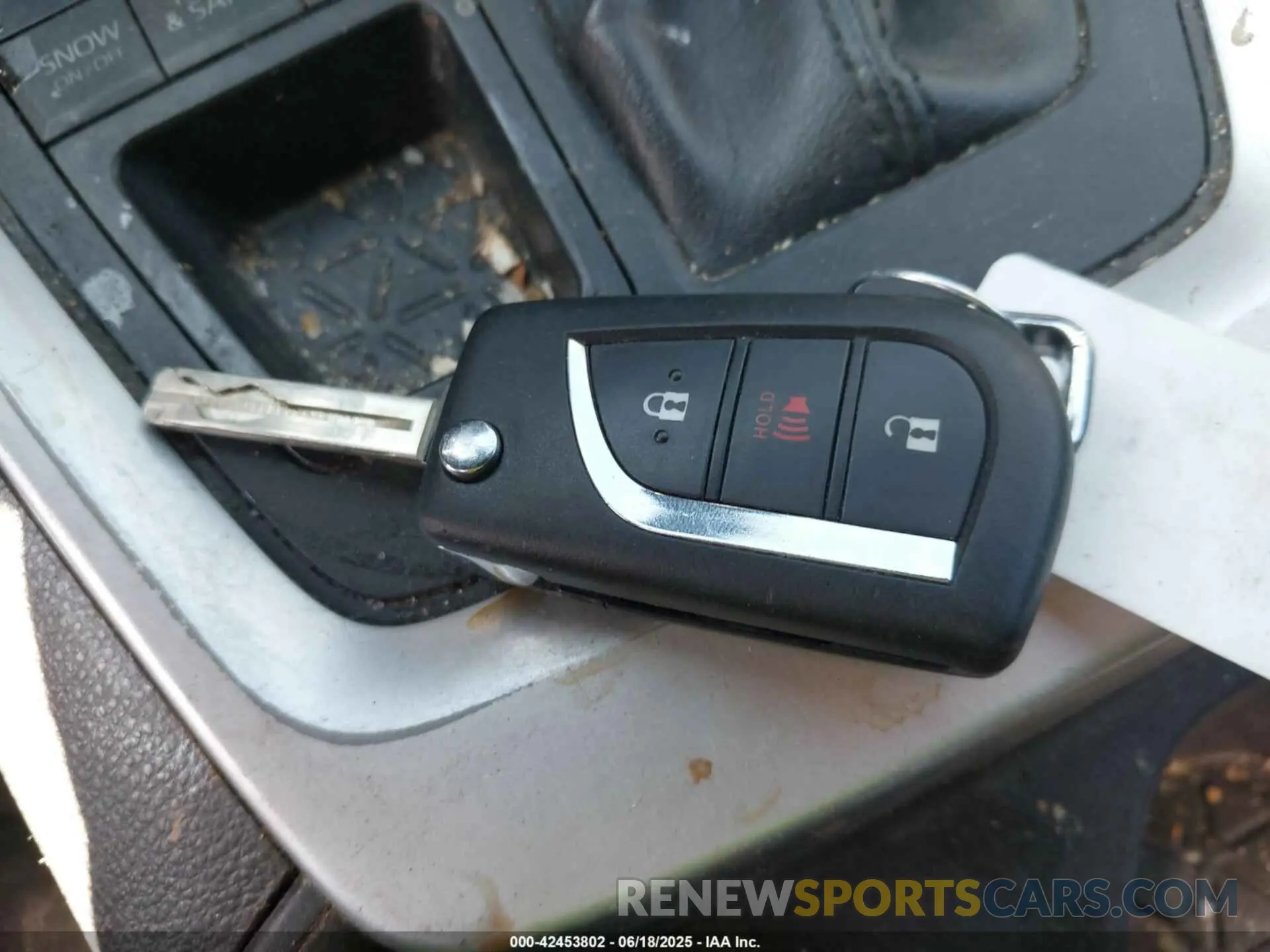 11 Photograph of a damaged car JTMG1RFV7KD037853 TOYOTA RAV4 2019
