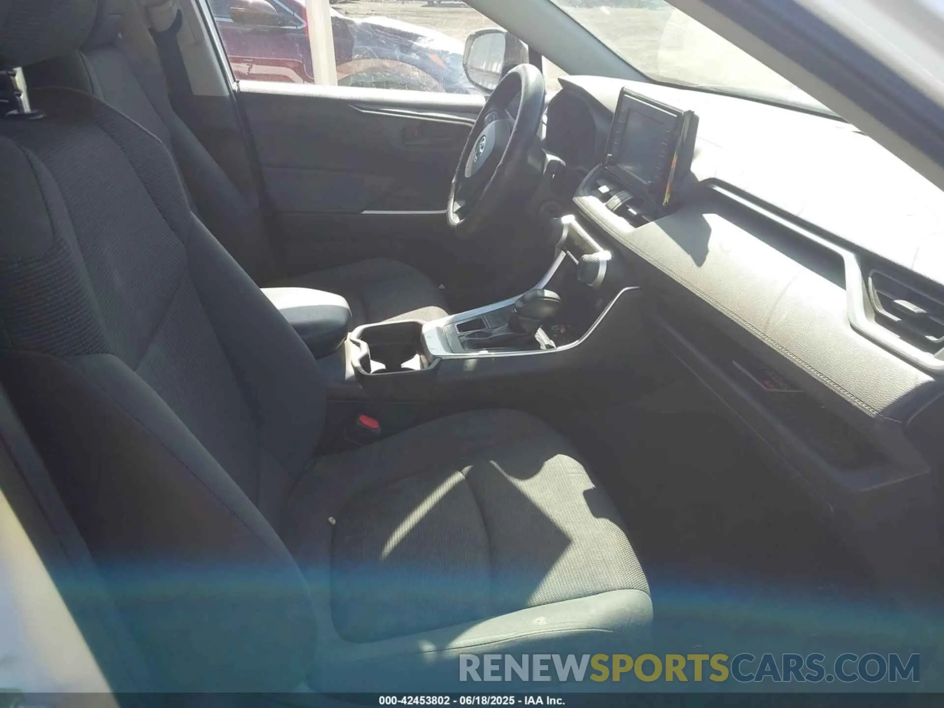 5 Photograph of a damaged car JTMG1RFV7KD037853 TOYOTA RAV4 2019