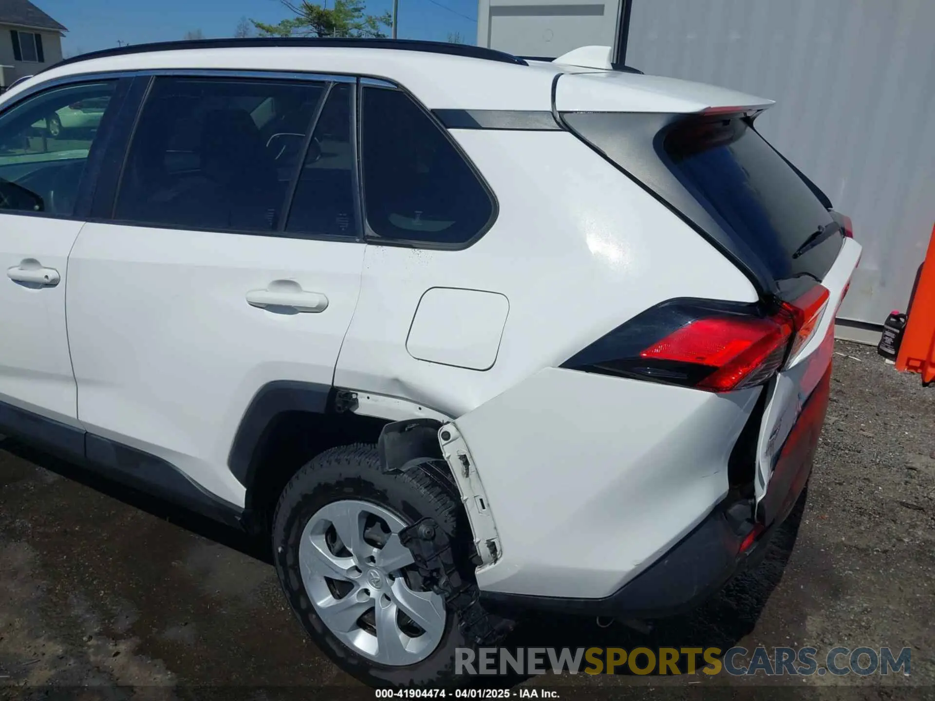 18 Photograph of a damaged car JTMG1RFV9KJ011935 TOYOTA RAV4 2019