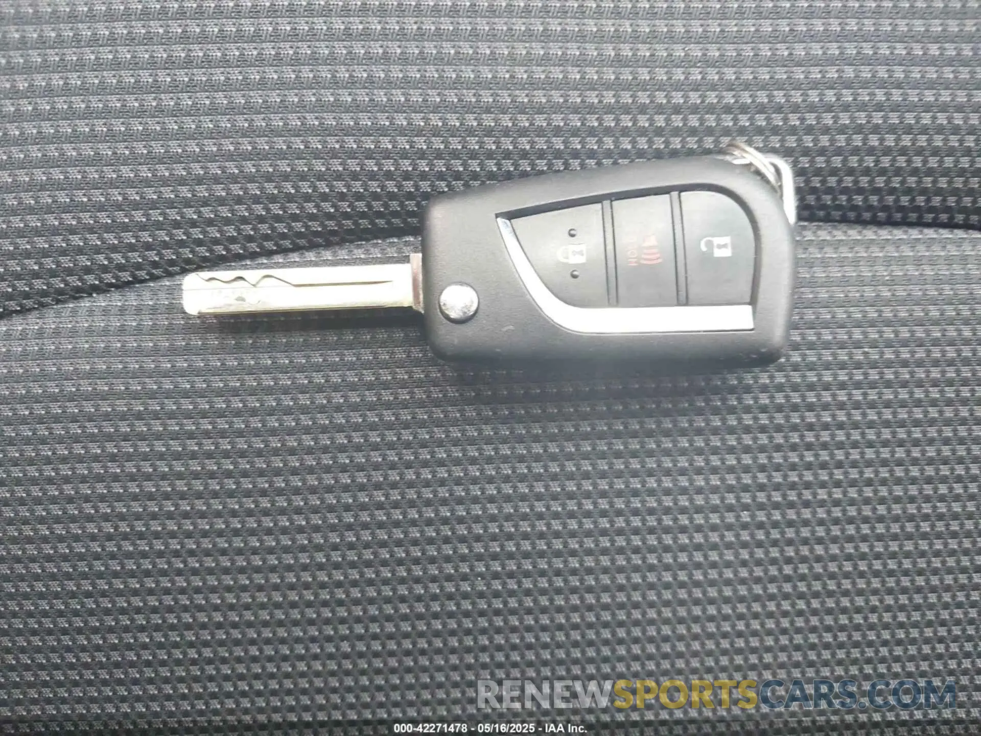 11 Photograph of a damaged car JTMG1RFV9KJ020859 TOYOTA RAV4 2019