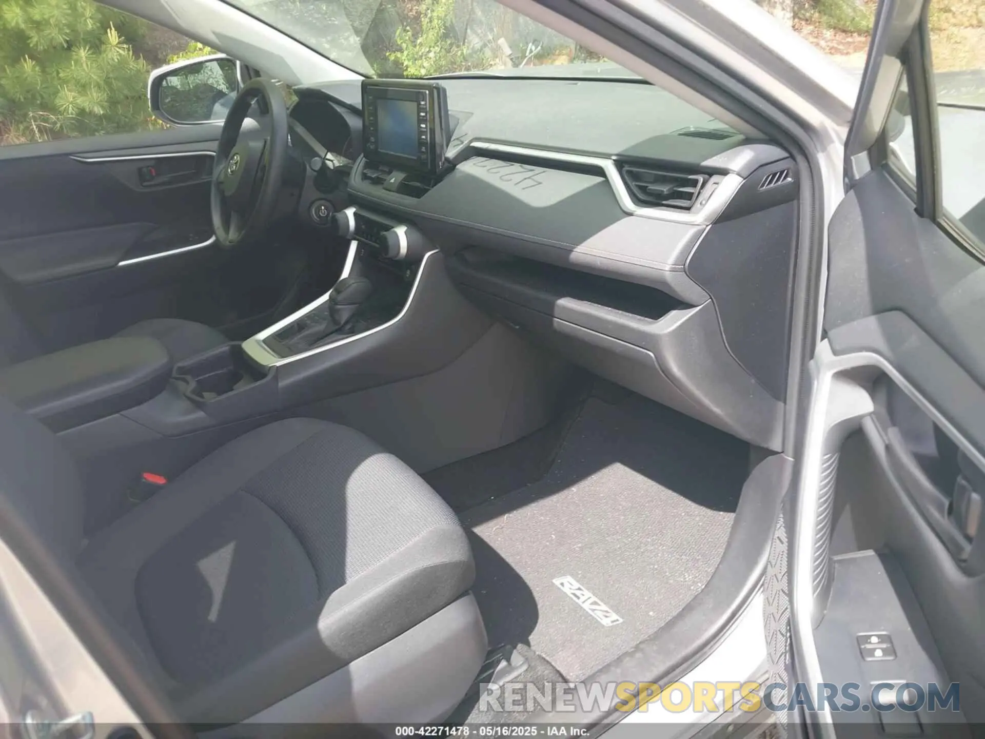 5 Photograph of a damaged car JTMG1RFV9KJ020859 TOYOTA RAV4 2019