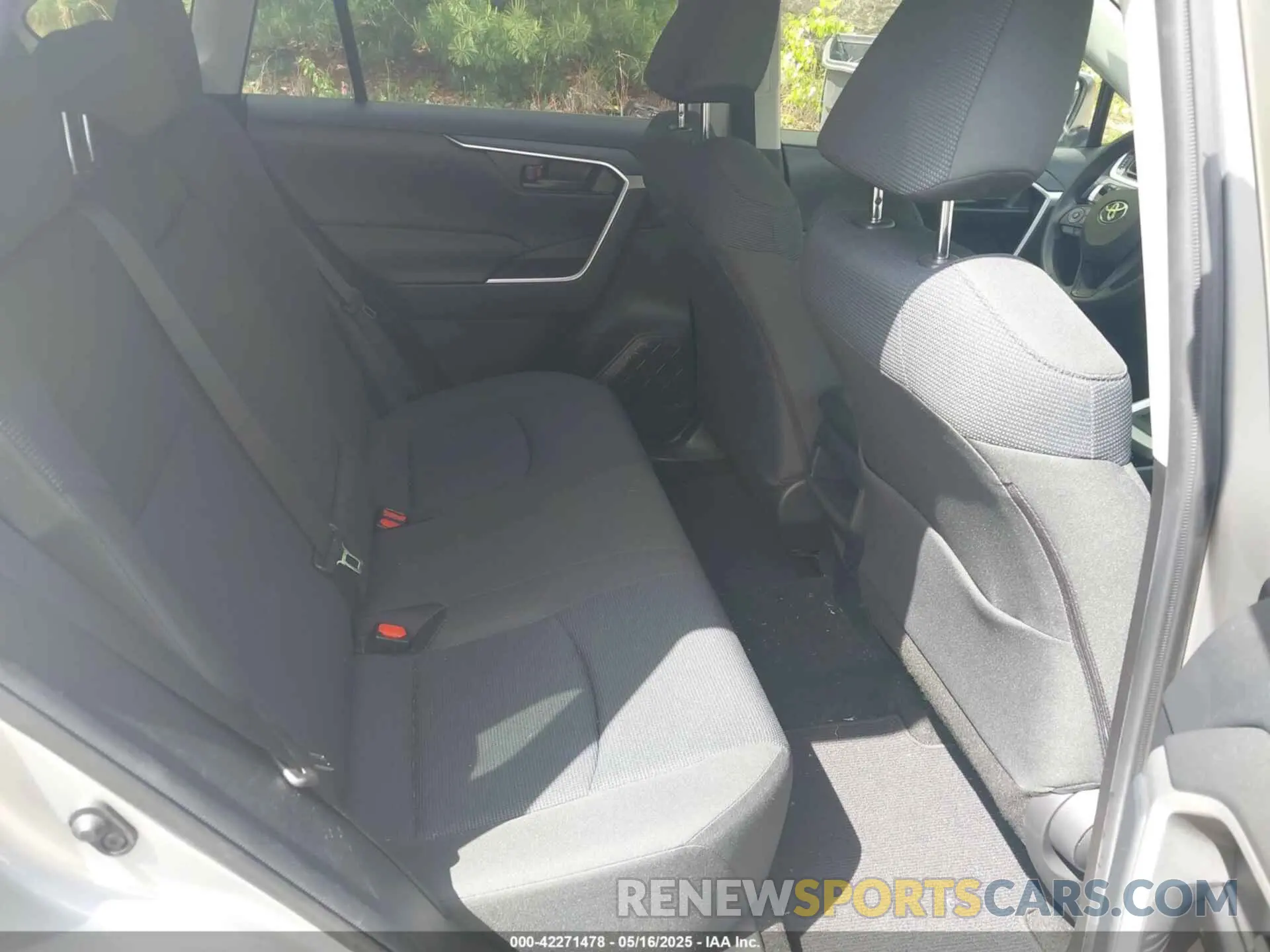 8 Photograph of a damaged car JTMG1RFV9KJ020859 TOYOTA RAV4 2019