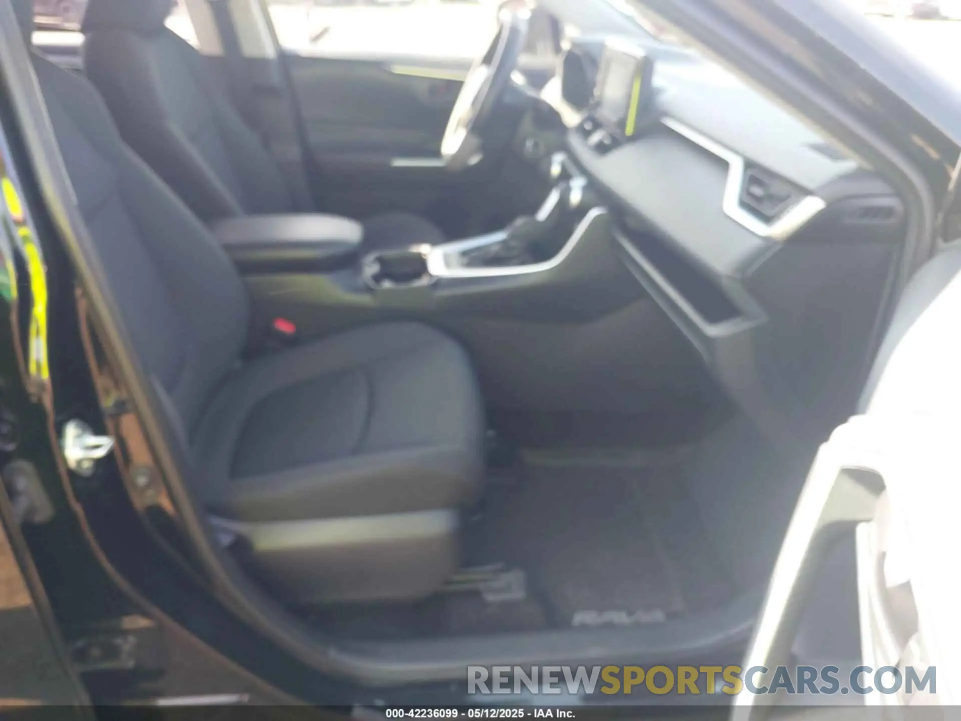 5 Photograph of a damaged car JTMG1RFVXKD033862 TOYOTA RAV4 2019