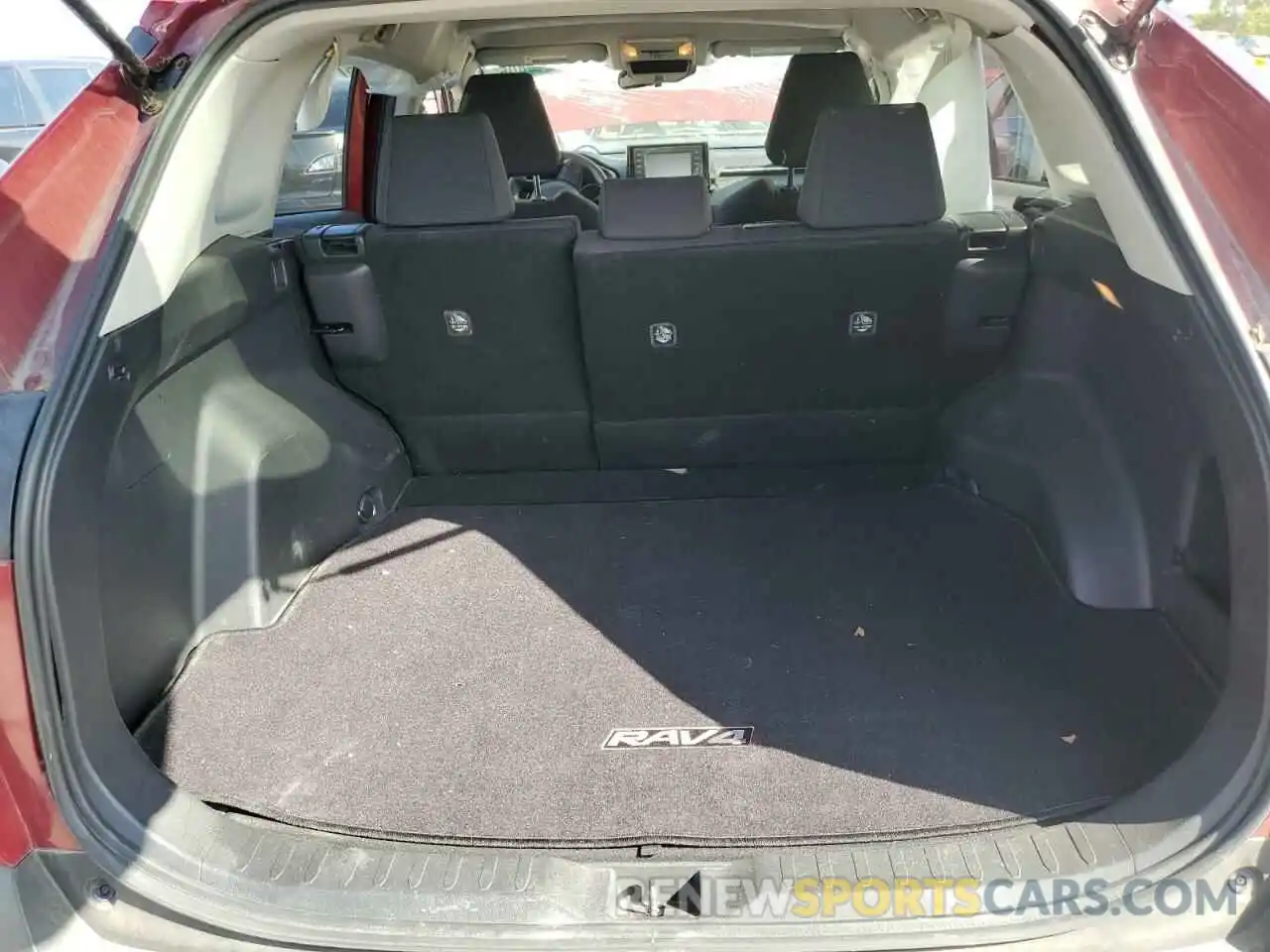 9 Photograph of a damaged car JTMH1RFV0KD017724 TOYOTA RAV4 2019