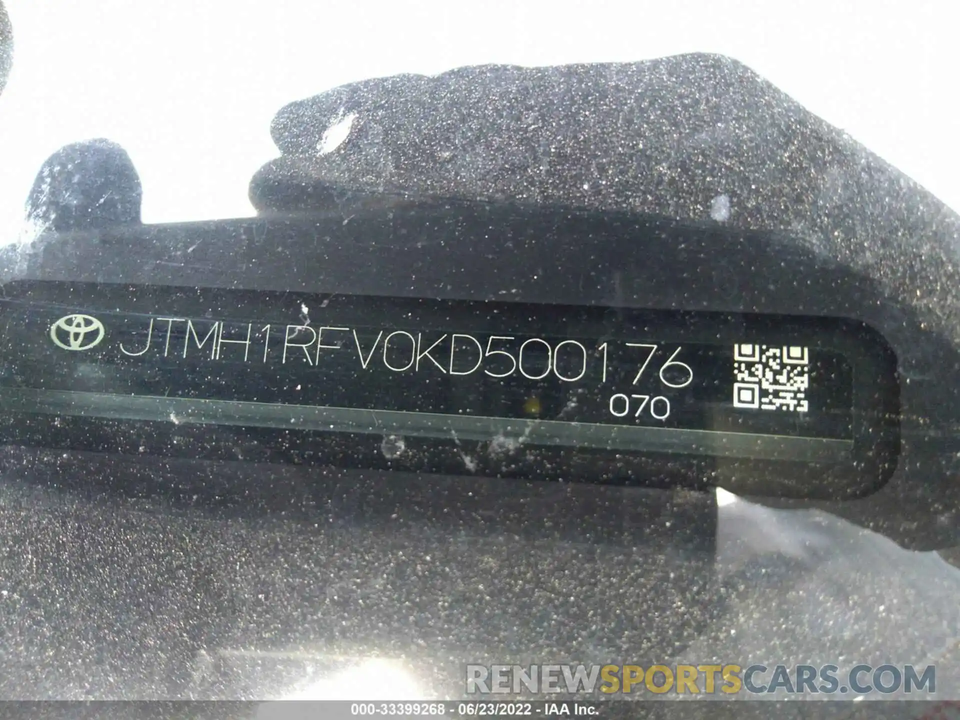 9 Photograph of a damaged car JTMH1RFV0KD500176 TOYOTA RAV4 2019