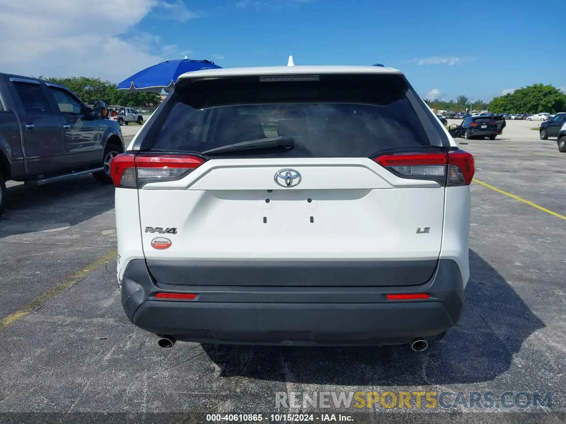 16 Photograph of a damaged car JTMH1RFV0KJ005560 TOYOTA RAV4 2019