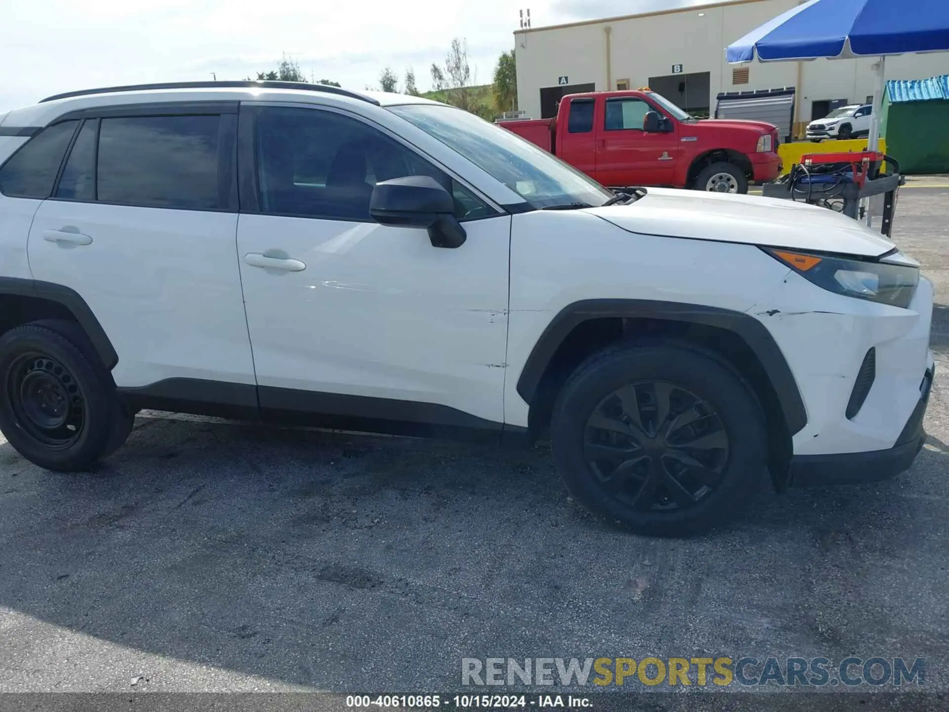 17 Photograph of a damaged car JTMH1RFV0KJ005560 TOYOTA RAV4 2019