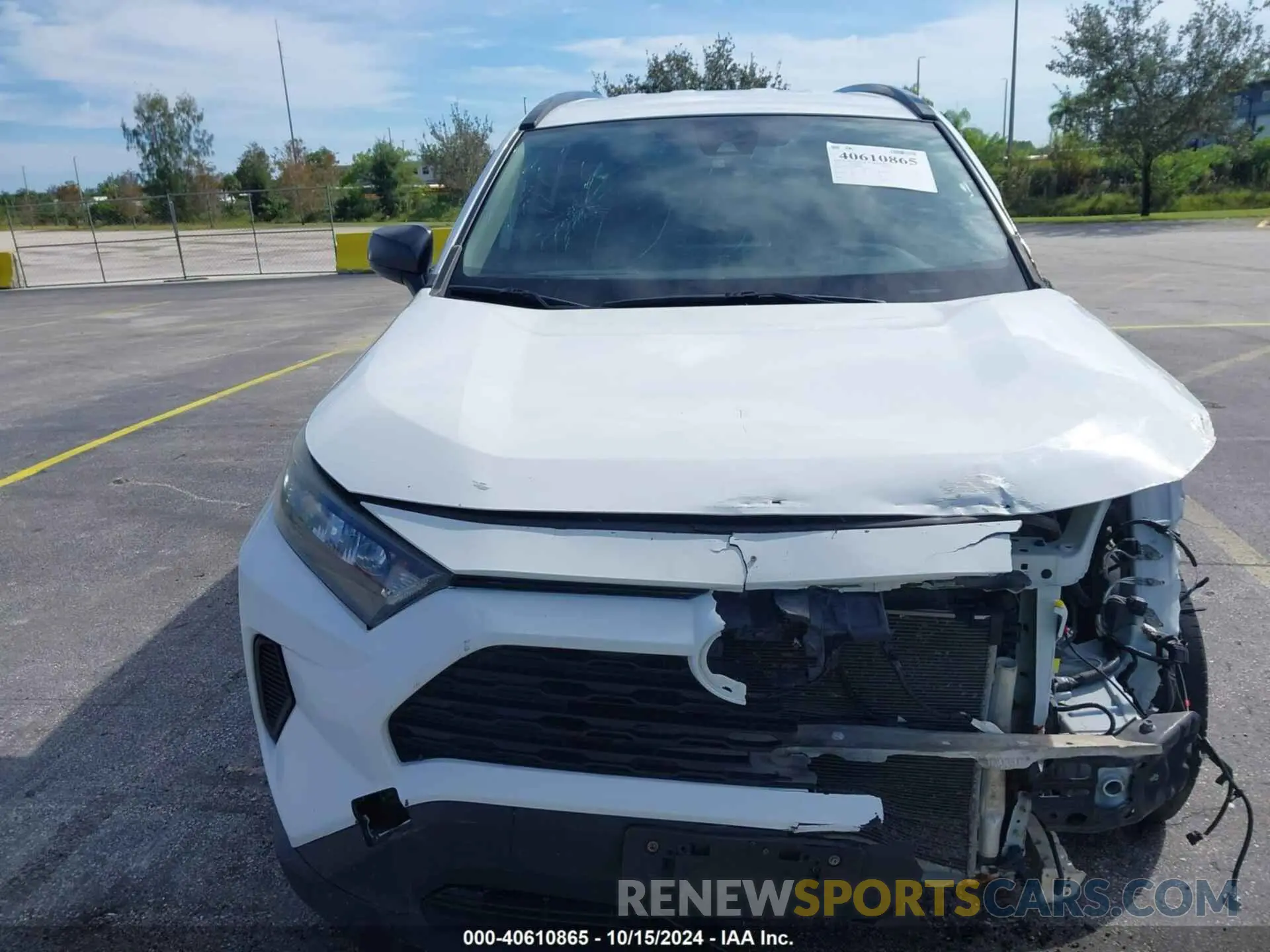 18 Photograph of a damaged car JTMH1RFV0KJ005560 TOYOTA RAV4 2019