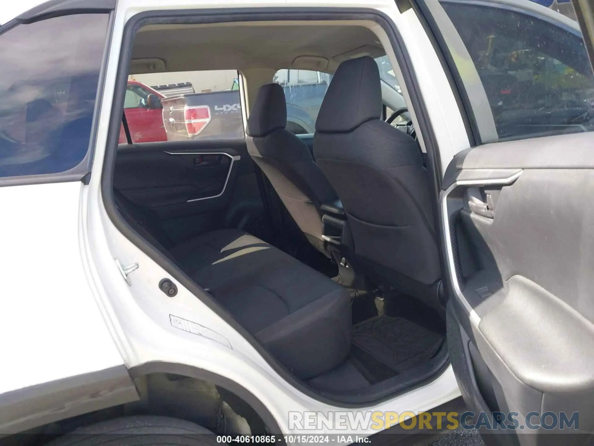 8 Photograph of a damaged car JTMH1RFV0KJ005560 TOYOTA RAV4 2019