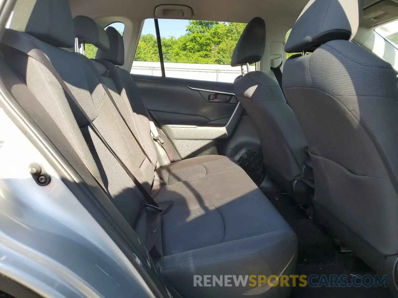 10 Photograph of a damaged car JTMH1RFV0KJ008328 TOYOTA RAV4 2019