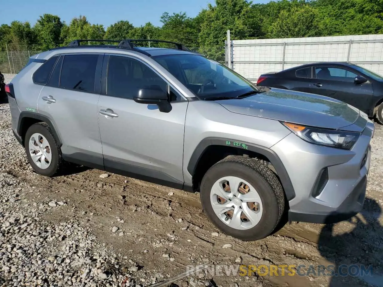 4 Photograph of a damaged car JTMH1RFV0KJ008328 TOYOTA RAV4 2019