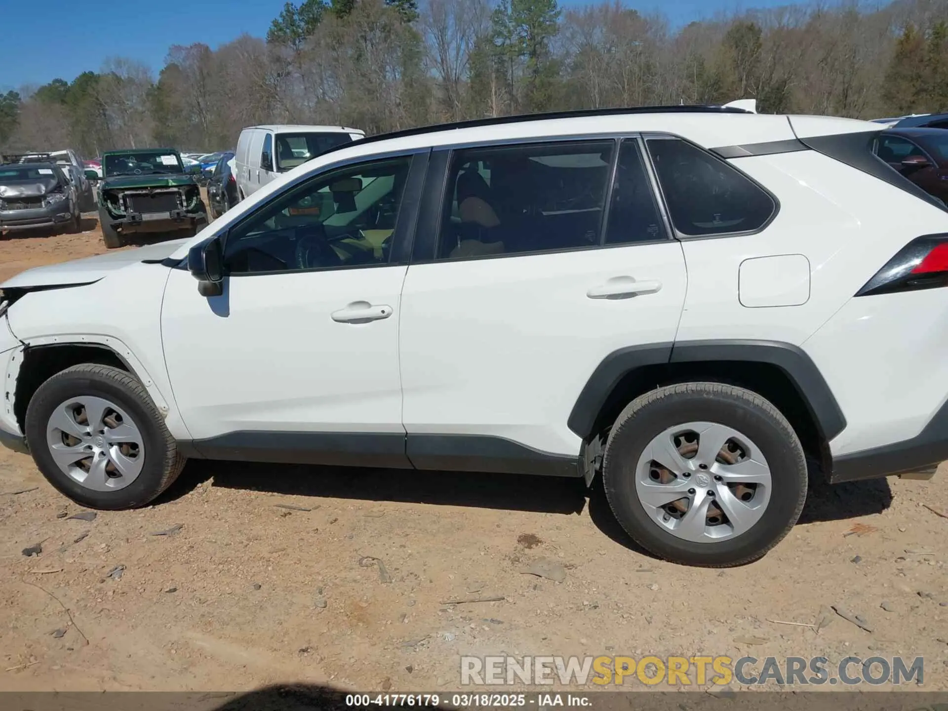 14 Photograph of a damaged car JTMH1RFV1KD004173 TOYOTA RAV4 2019