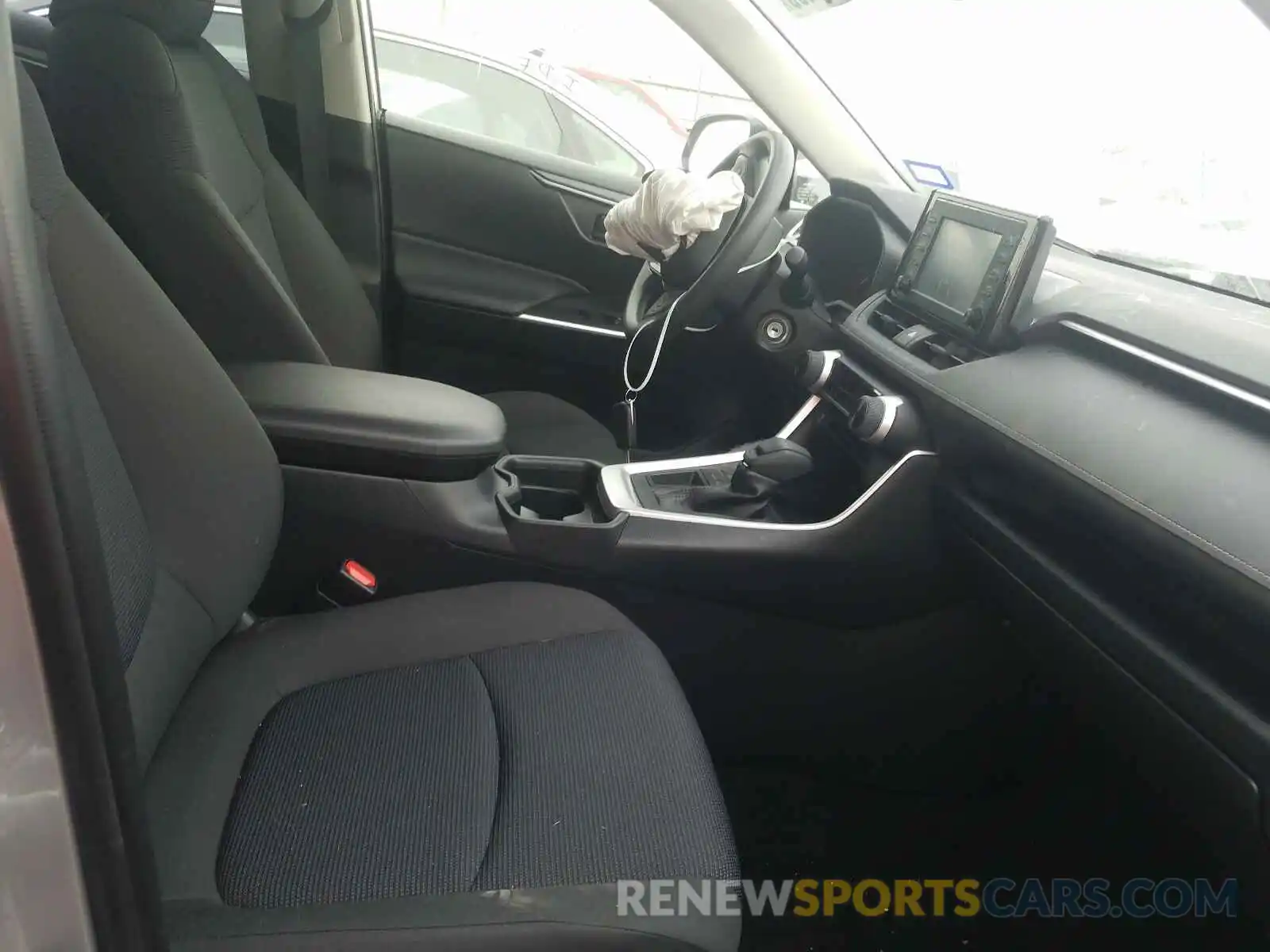 5 Photograph of a damaged car JTMH1RFV1KD008983 TOYOTA RAV4 2019