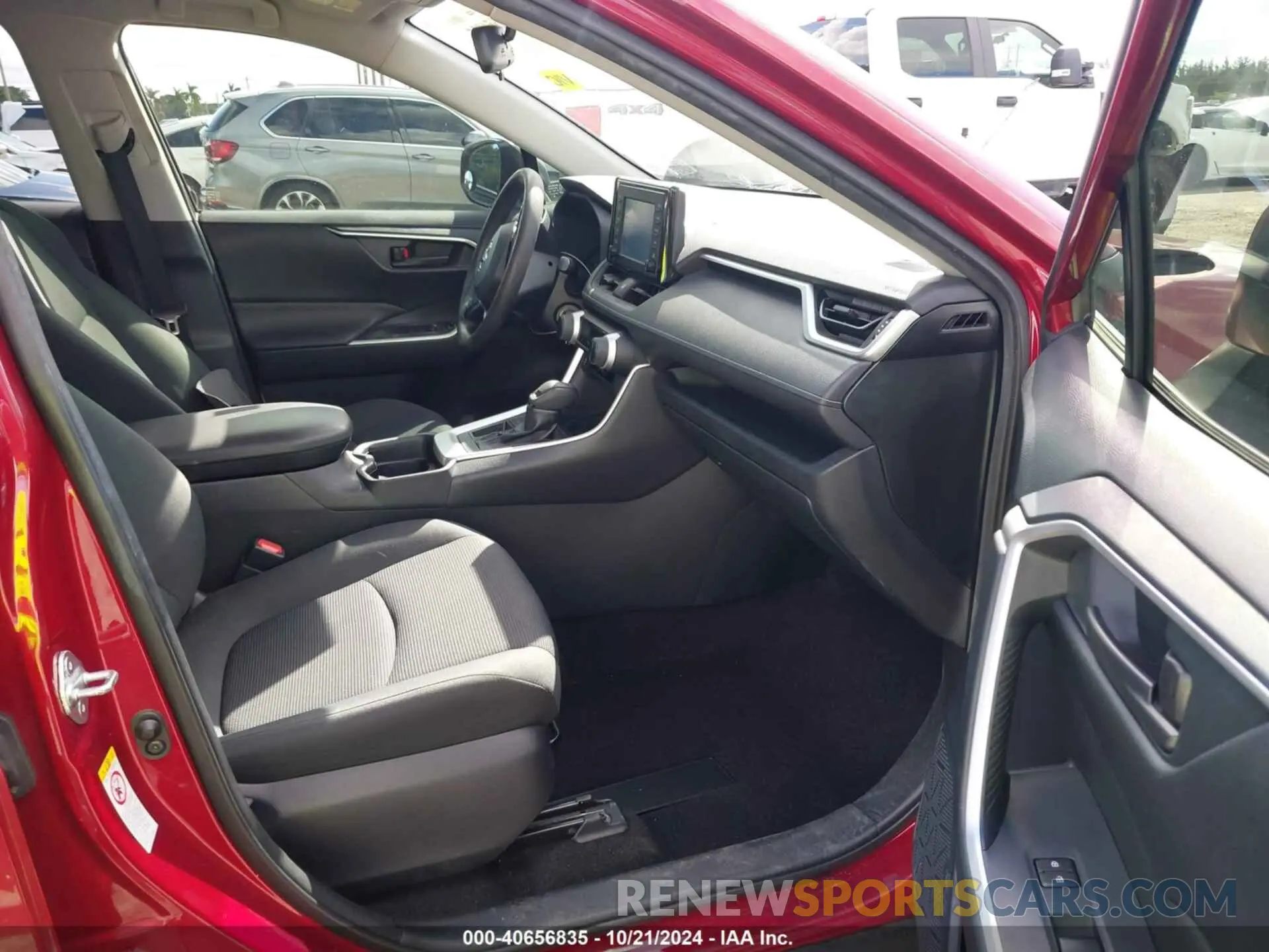 5 Photograph of a damaged car JTMH1RFV1KJ008788 TOYOTA RAV4 2019