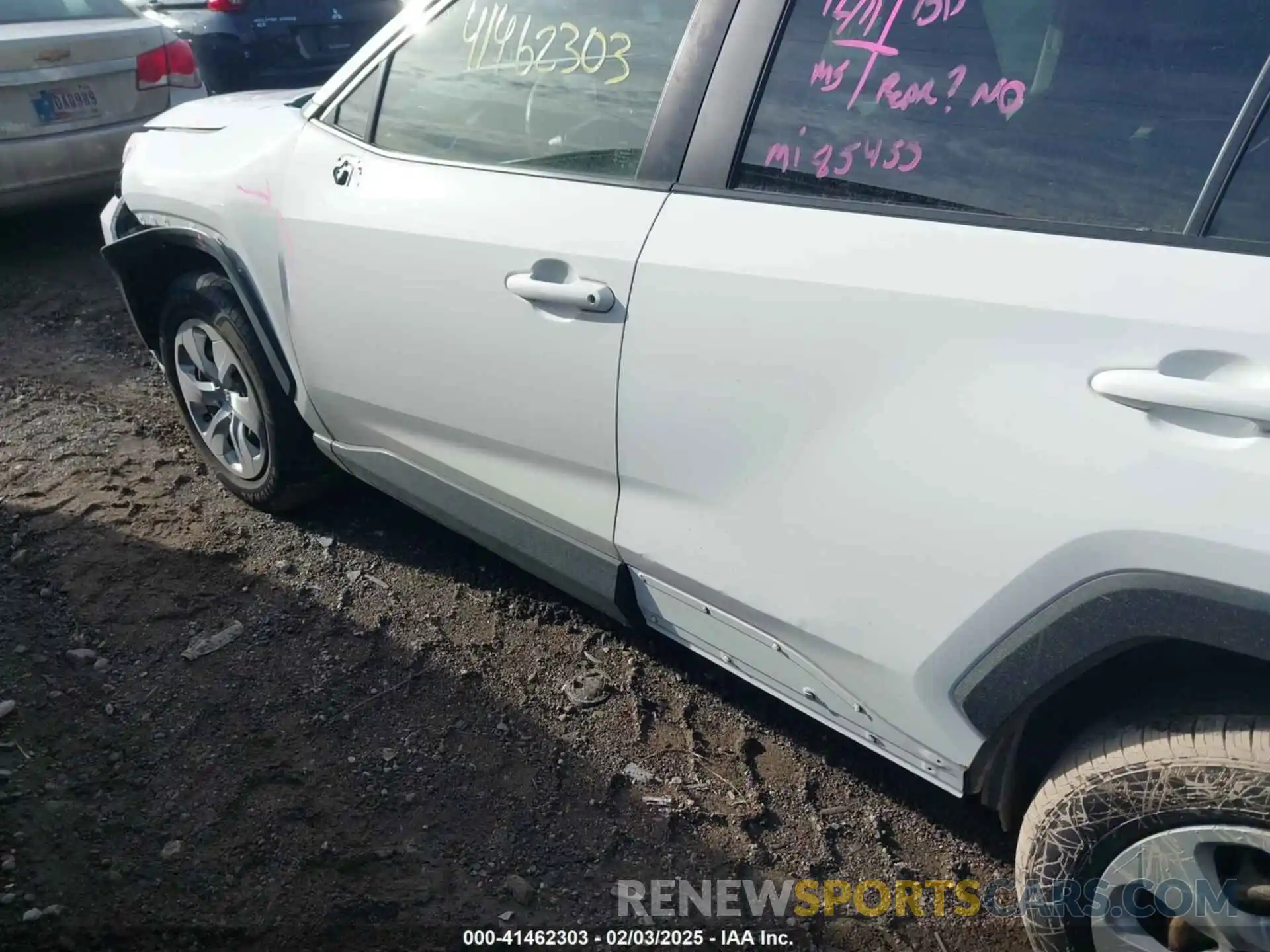 19 Photograph of a damaged car JTMH1RFV2KD016915 TOYOTA RAV4 2019