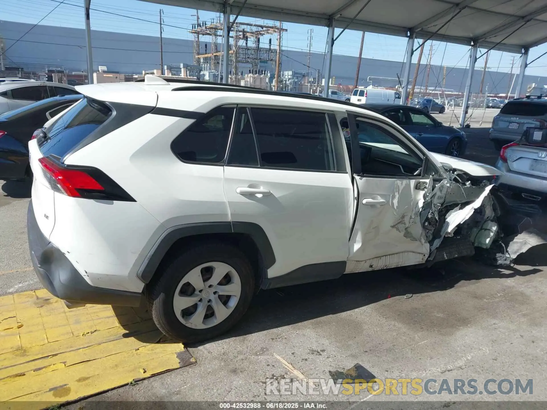 14 Photograph of a damaged car JTMH1RFV2KD502351 TOYOTA RAV4 2019