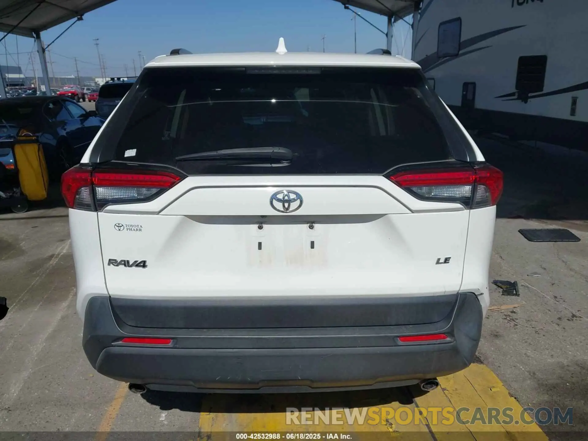 17 Photograph of a damaged car JTMH1RFV2KD502351 TOYOTA RAV4 2019