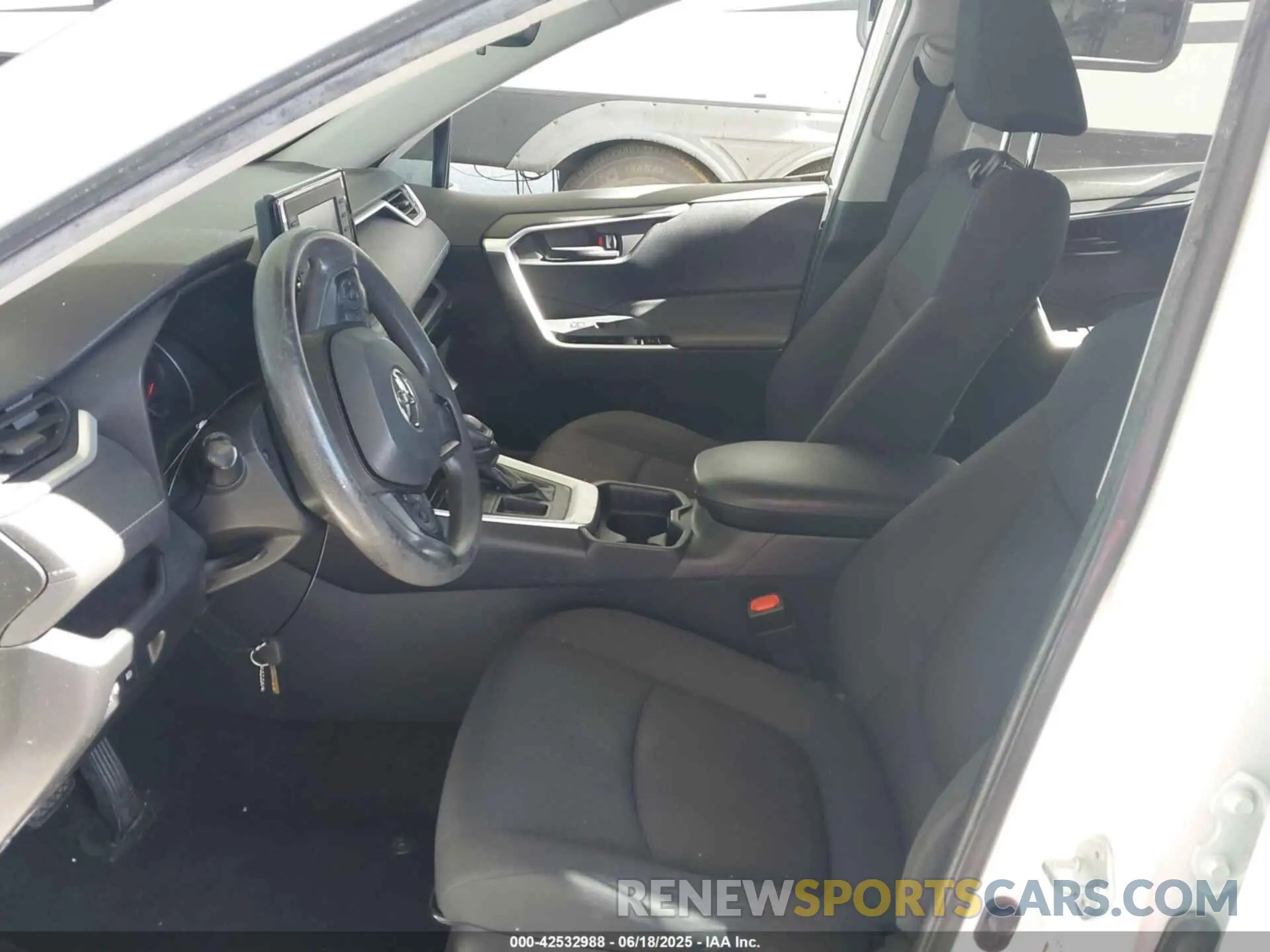 5 Photograph of a damaged car JTMH1RFV2KD502351 TOYOTA RAV4 2019