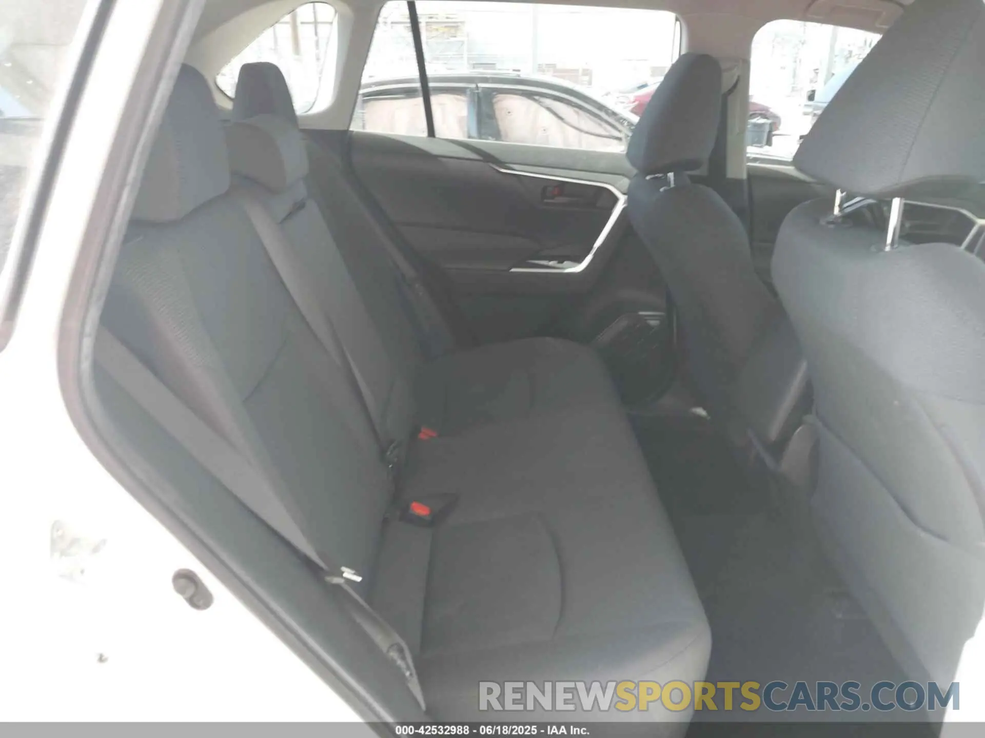 8 Photograph of a damaged car JTMH1RFV2KD502351 TOYOTA RAV4 2019