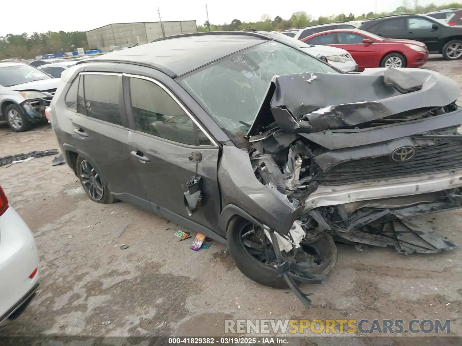 1 Photograph of a damaged car JTMH1RFV3KD501628 TOYOTA RAV4 2019