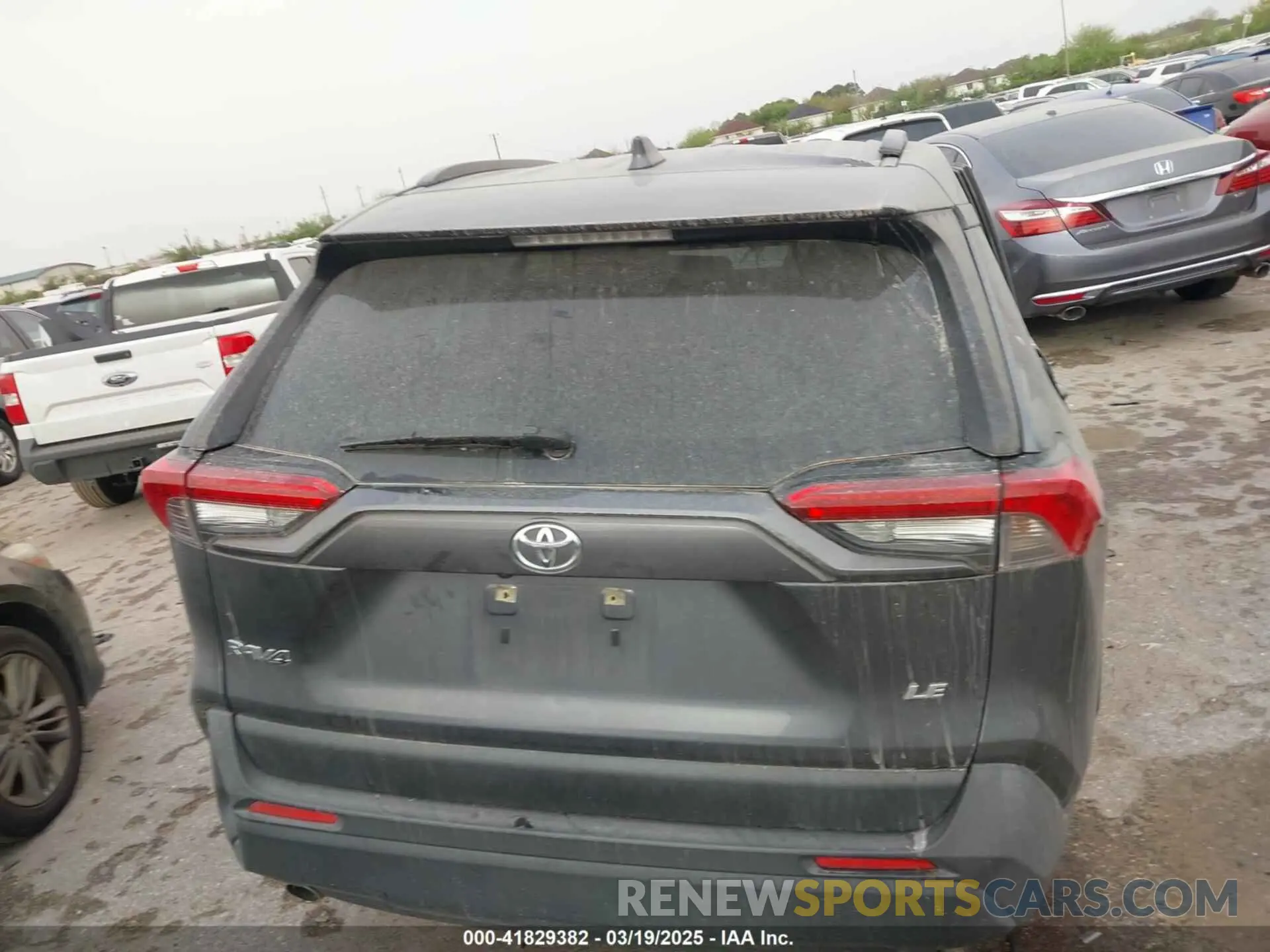 15 Photograph of a damaged car JTMH1RFV3KD501628 TOYOTA RAV4 2019