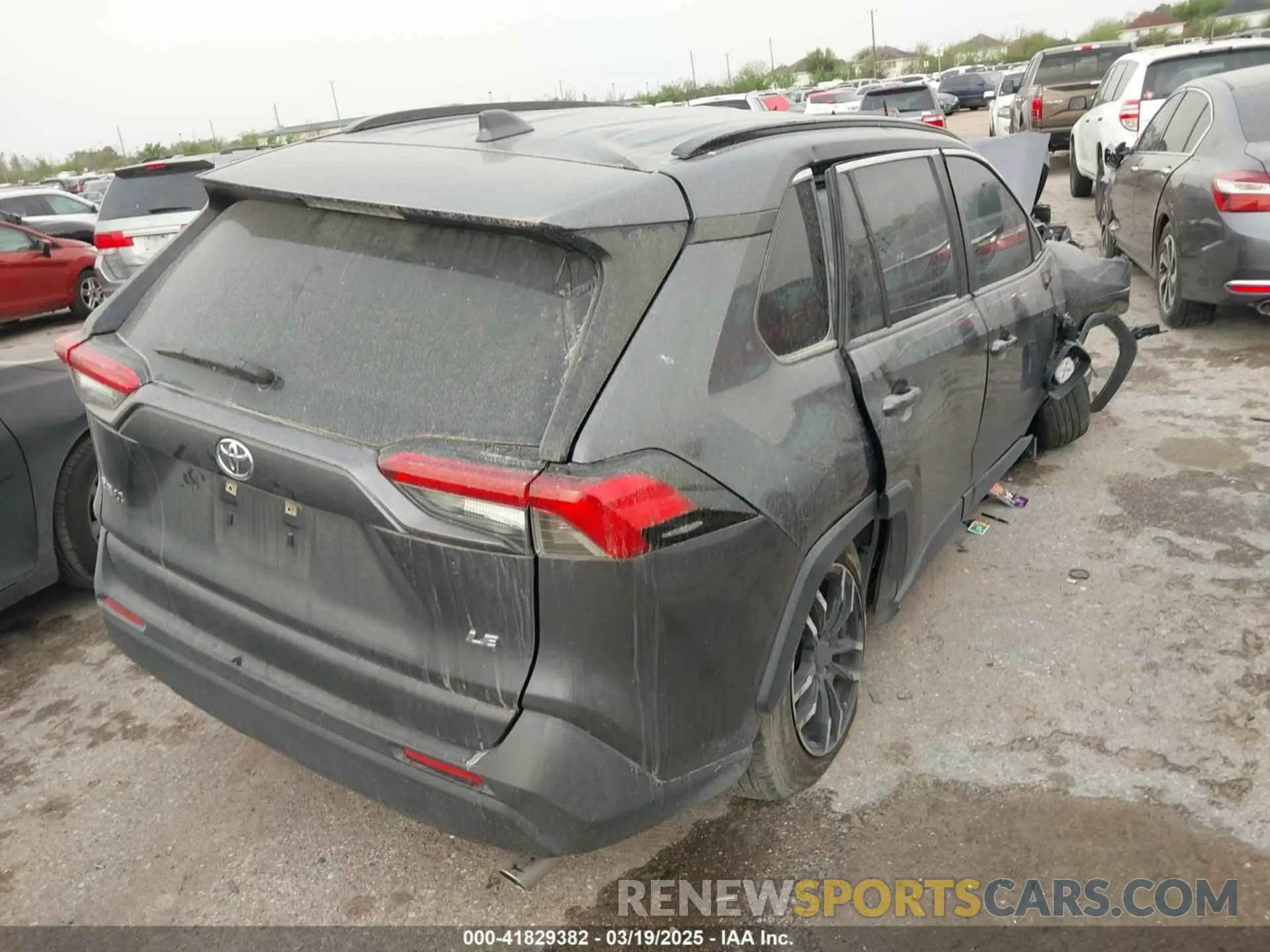 4 Photograph of a damaged car JTMH1RFV3KD501628 TOYOTA RAV4 2019