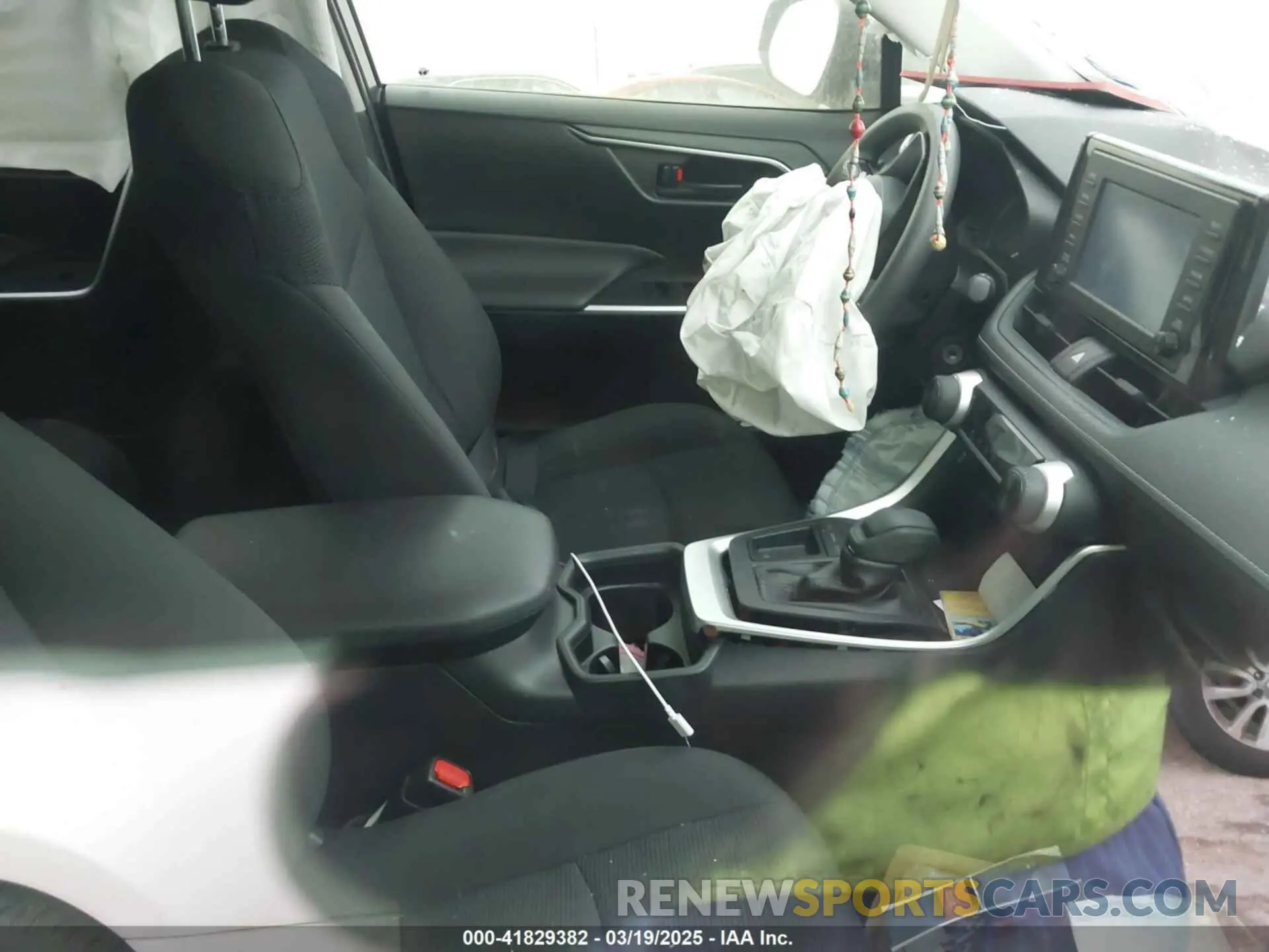 5 Photograph of a damaged car JTMH1RFV3KD501628 TOYOTA RAV4 2019
