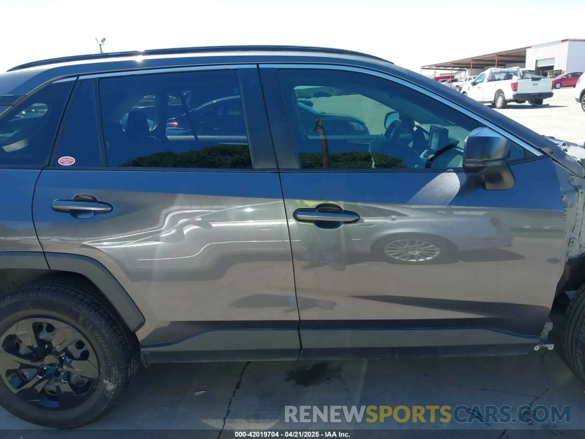 14 Photograph of a damaged car JTMH1RFV3KJ008405 TOYOTA RAV4 2019