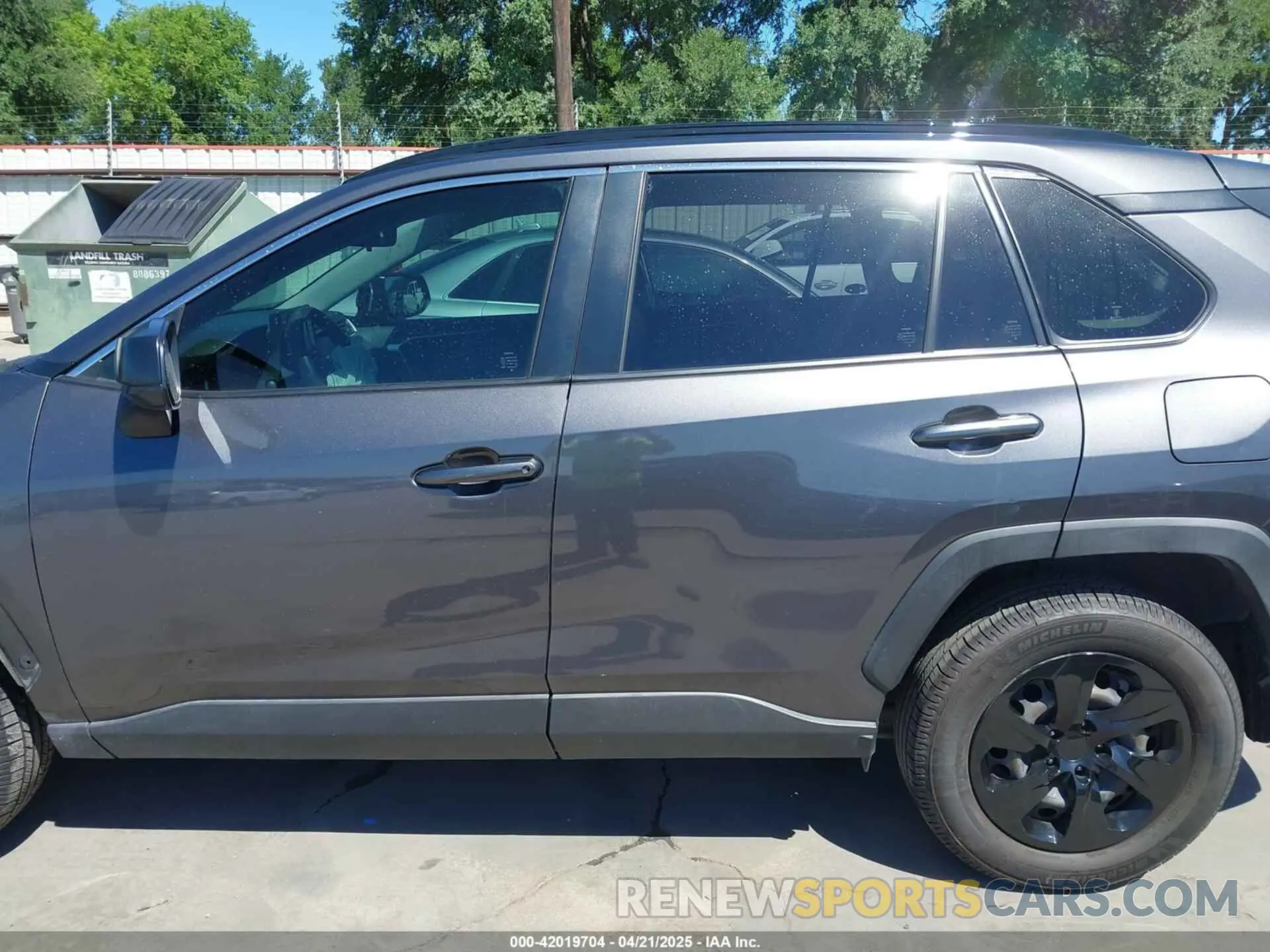 15 Photograph of a damaged car JTMH1RFV3KJ008405 TOYOTA RAV4 2019