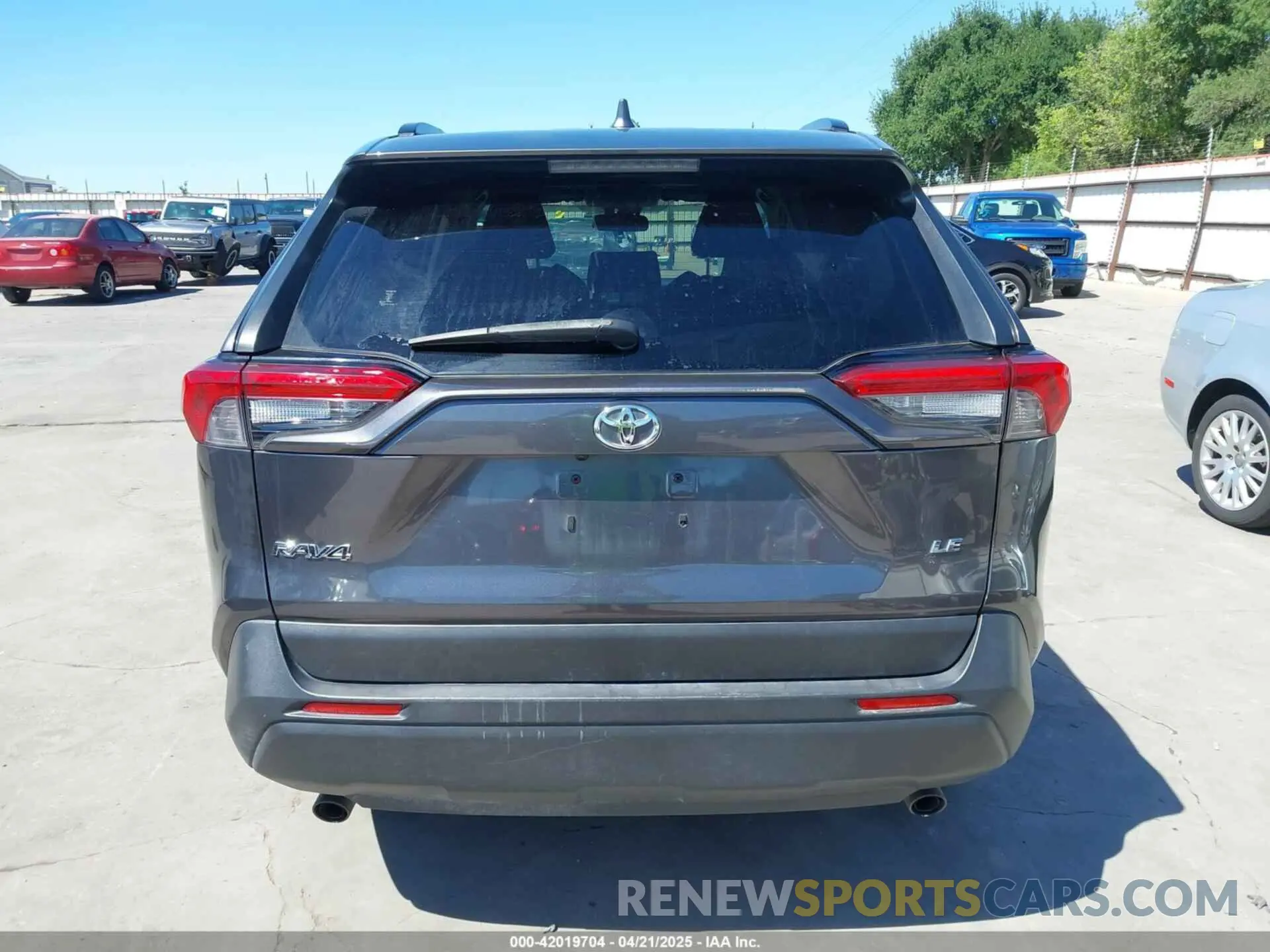 17 Photograph of a damaged car JTMH1RFV3KJ008405 TOYOTA RAV4 2019