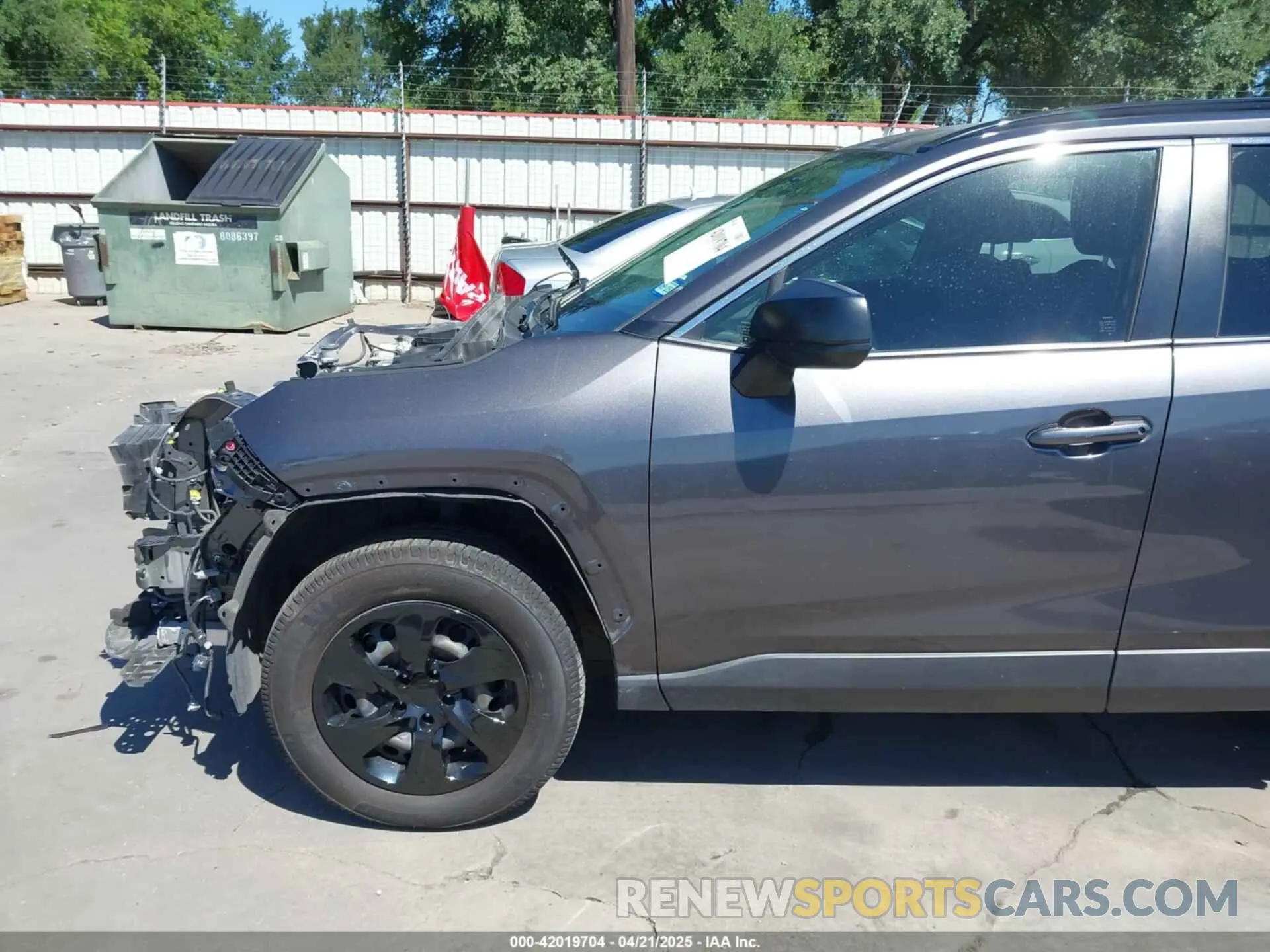 18 Photograph of a damaged car JTMH1RFV3KJ008405 TOYOTA RAV4 2019