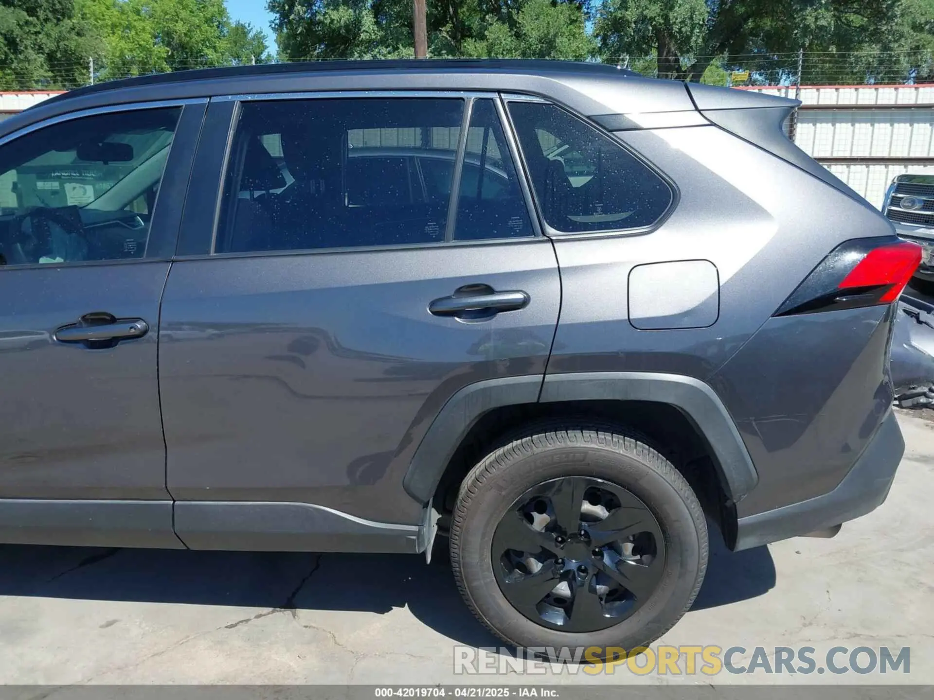21 Photograph of a damaged car JTMH1RFV3KJ008405 TOYOTA RAV4 2019