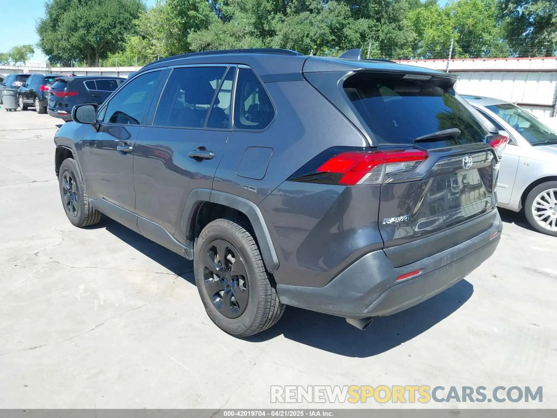 3 Photograph of a damaged car JTMH1RFV3KJ008405 TOYOTA RAV4 2019