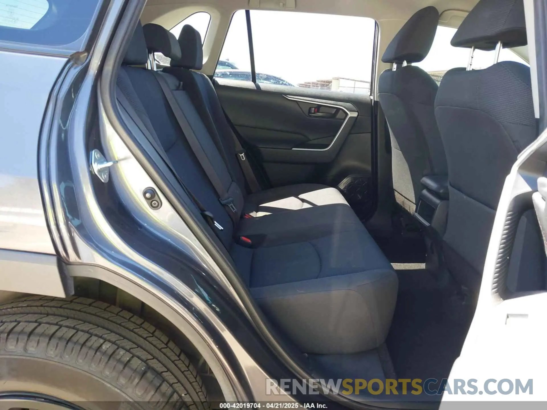 8 Photograph of a damaged car JTMH1RFV3KJ008405 TOYOTA RAV4 2019