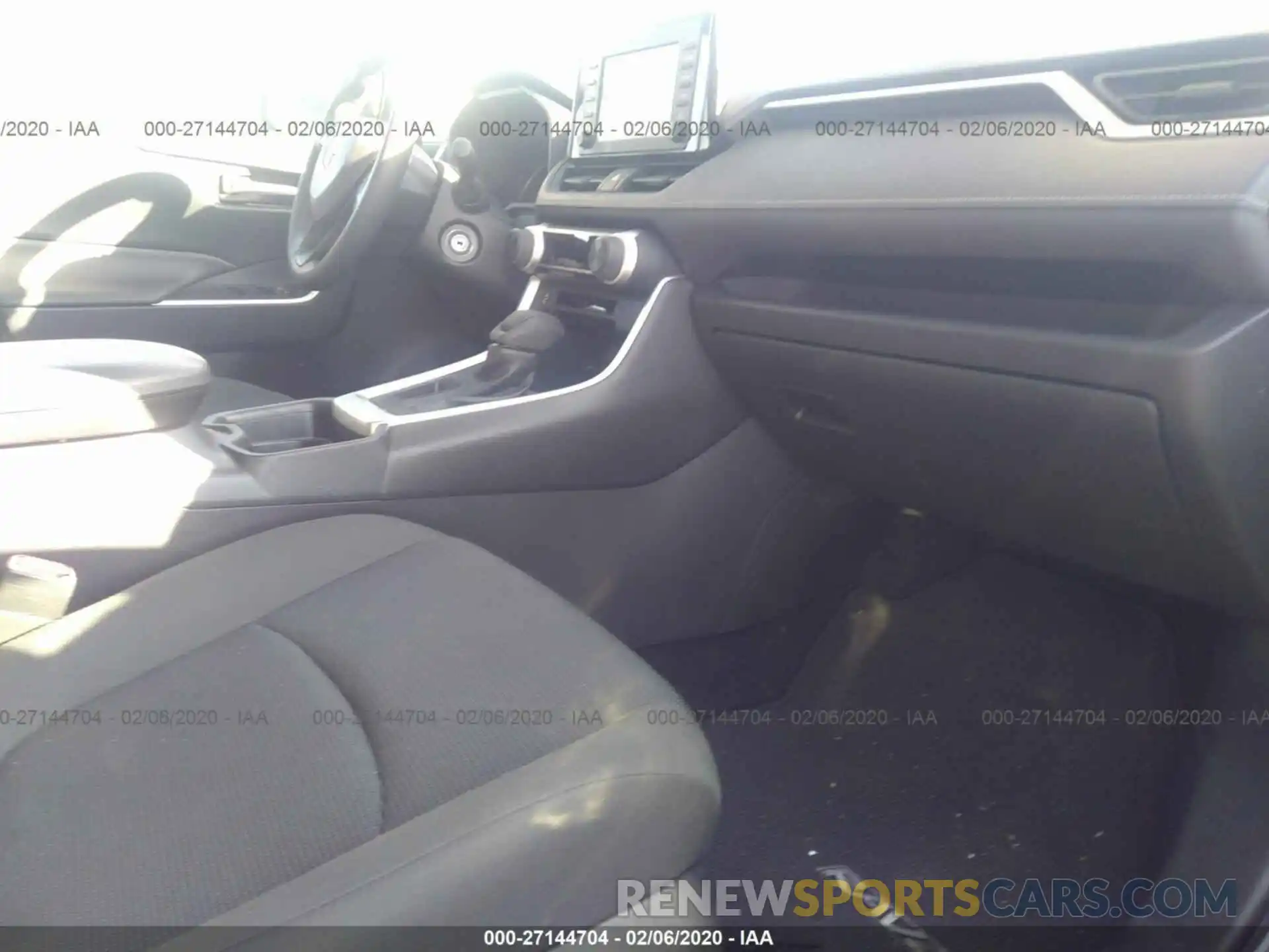 5 Photograph of a damaged car JTMH1RFV3KJ009229 TOYOTA RAV4 2019