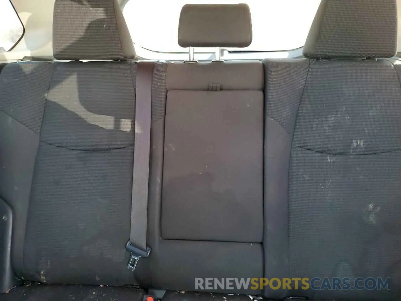 10 Photograph of a damaged car JTMH1RFV3KJ014737 TOYOTA RAV4 2019